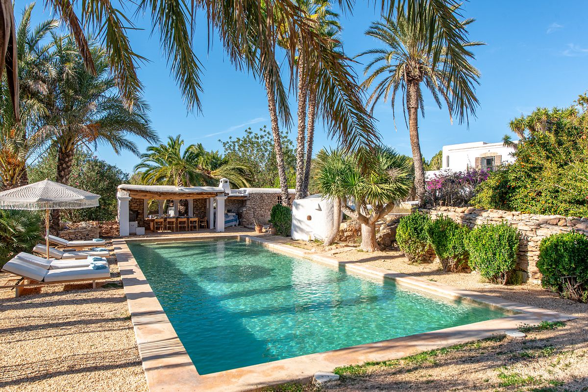 Villa Llevant Sa Penya Ibiza Town: Luxury 5-Bedroom Villa with Swimming Pool and Hot Tub, Ibiza Town