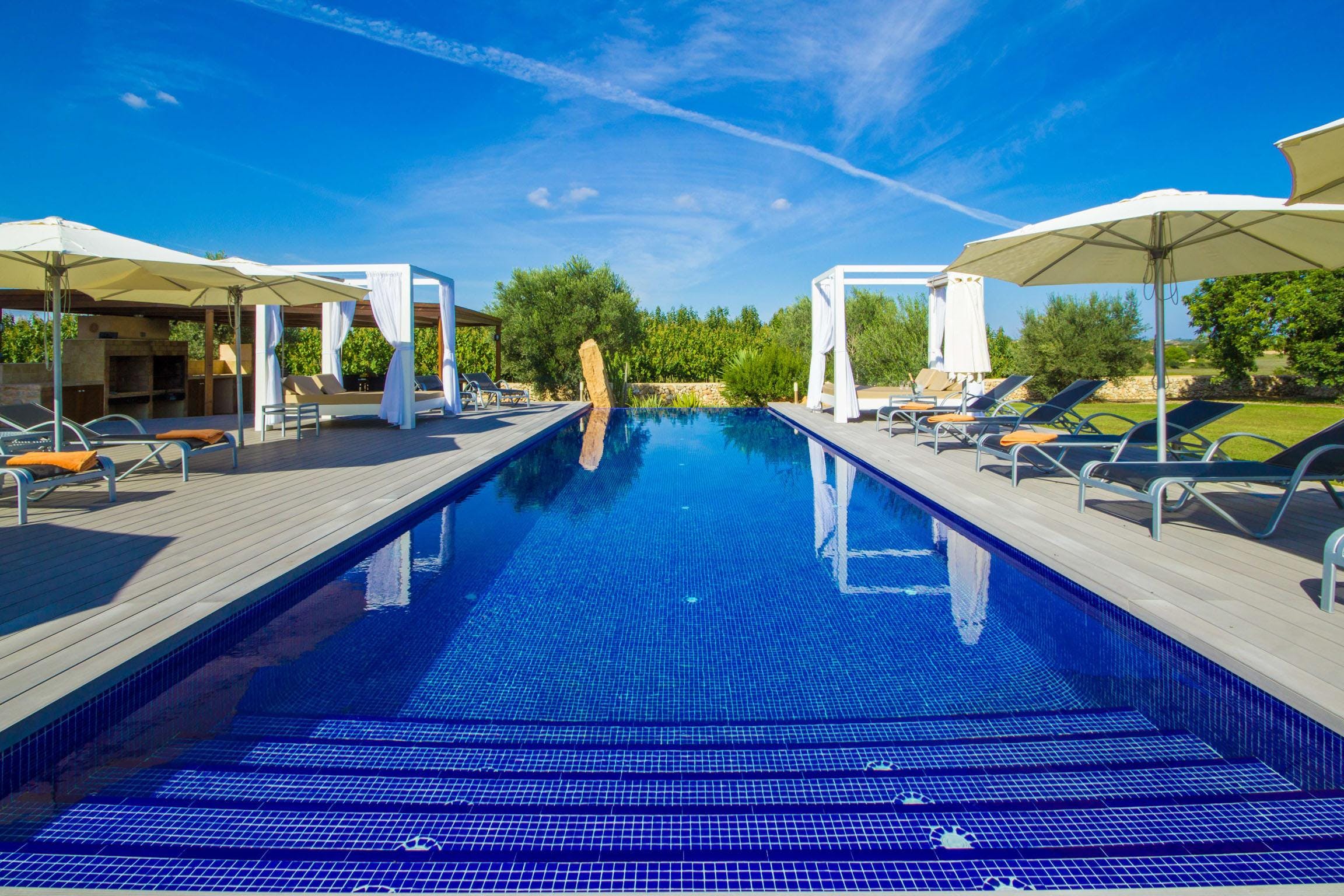 Villa Esmeralda Sa Torre Llevant: Luxury 6-Bedroom Apartment with Pool and Tennis Court, Mallorca