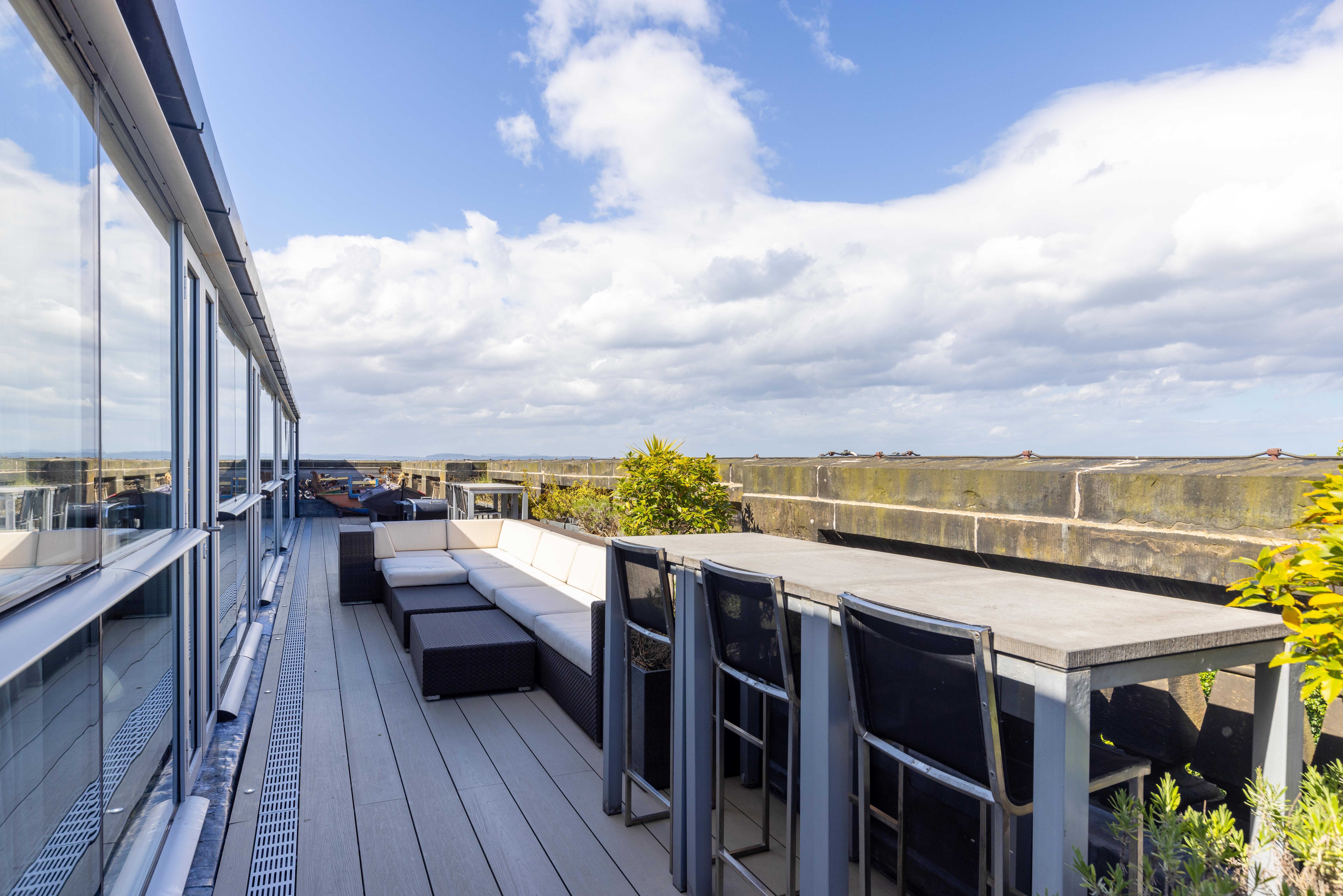 House Helm Greyfriars Old Town: Luxury 4-Bedroom Apartment with Hot Tub and Seaview, Edinburgh Old Town