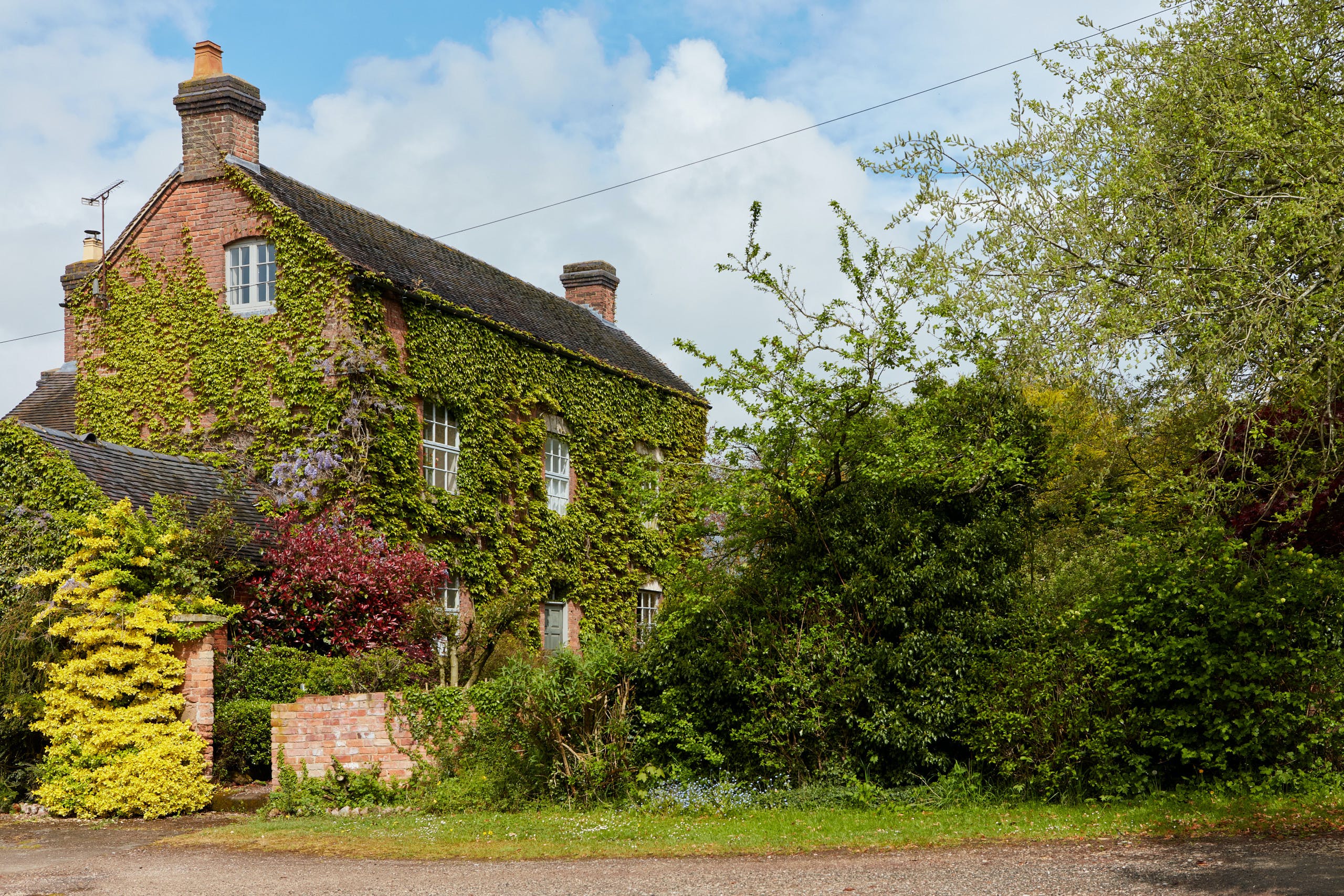 Hall Derwent Derbyshire: Spacious 5-Bedroom Apartment Rental with Countryside Views, Derbyshire