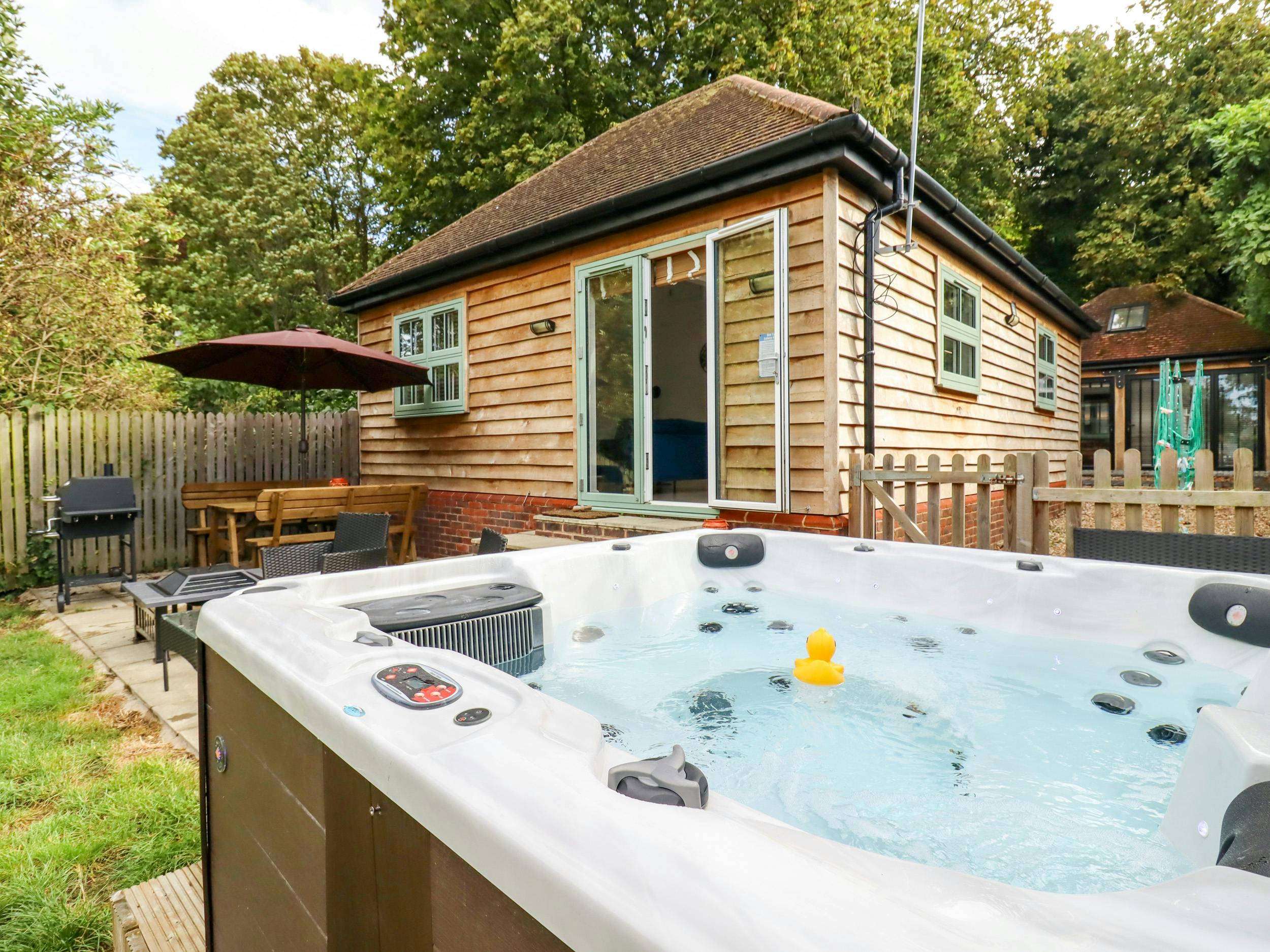 Hall Doddington London: Luxury 3-Bedroom Villa with Hot Tub and Private Garden, Kent