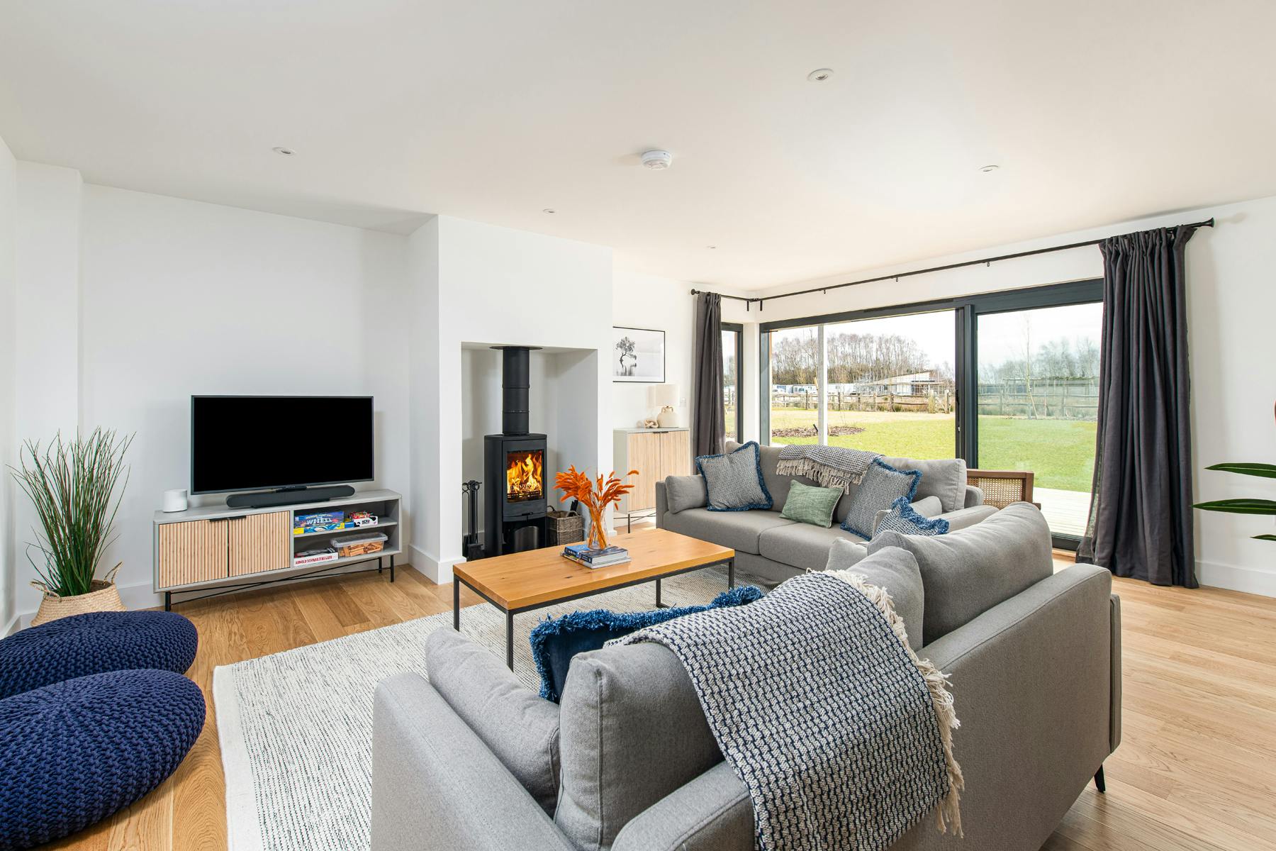 House Abbotsbury Dorset: Charming 4-Bedroom Holiday Cottage with Pool in Dorset Countryside