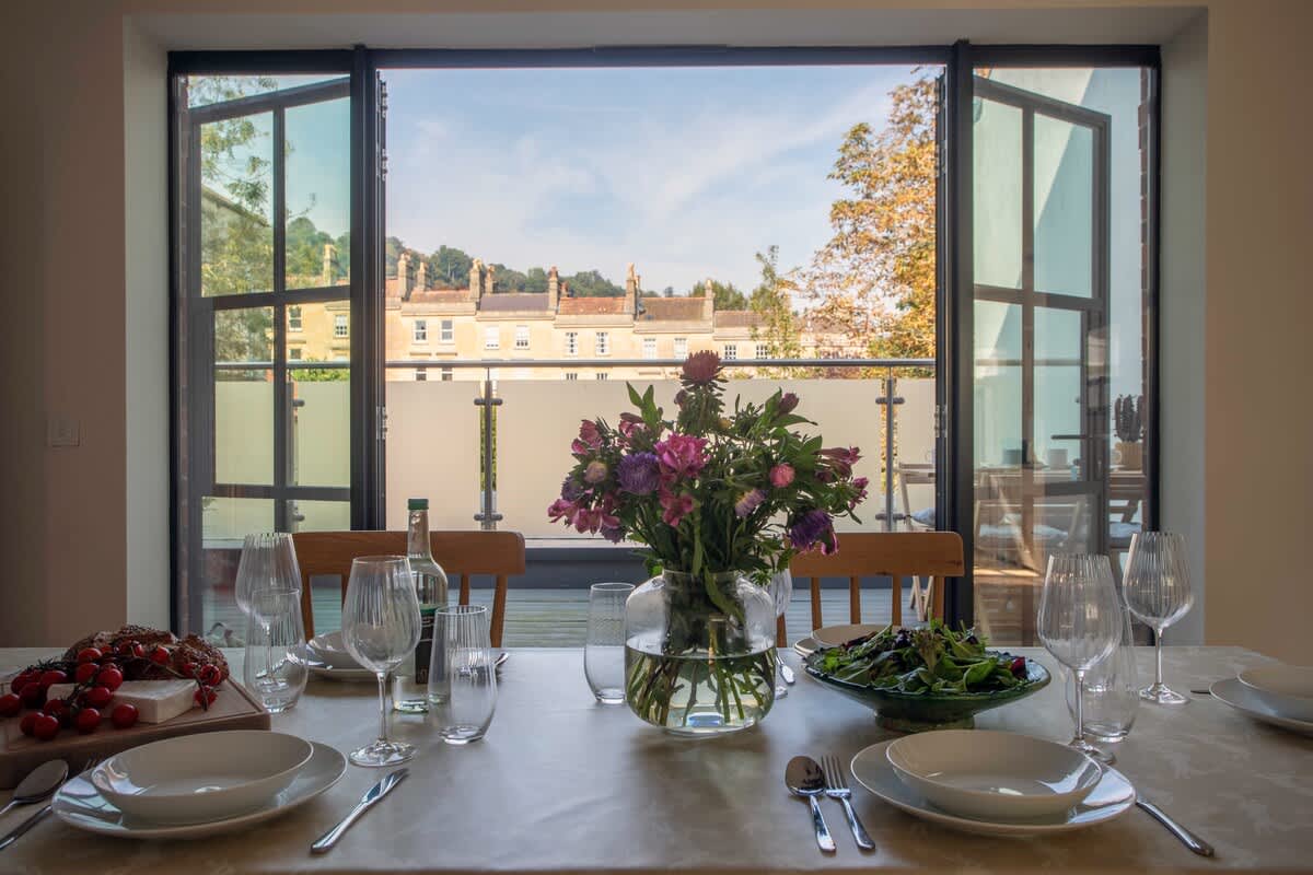 House Gloaming Prior Park Bath: Chic 3-Bedroom Apartment Rental with Terrace and Parking, Bath Somerset