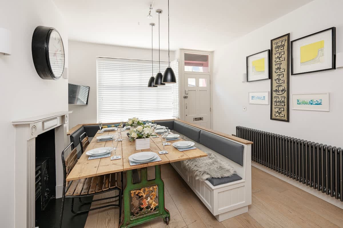 House Avon Somerset: Charming 4-Bedroom Townhouse Rental with Family-Friendly Features in Bath