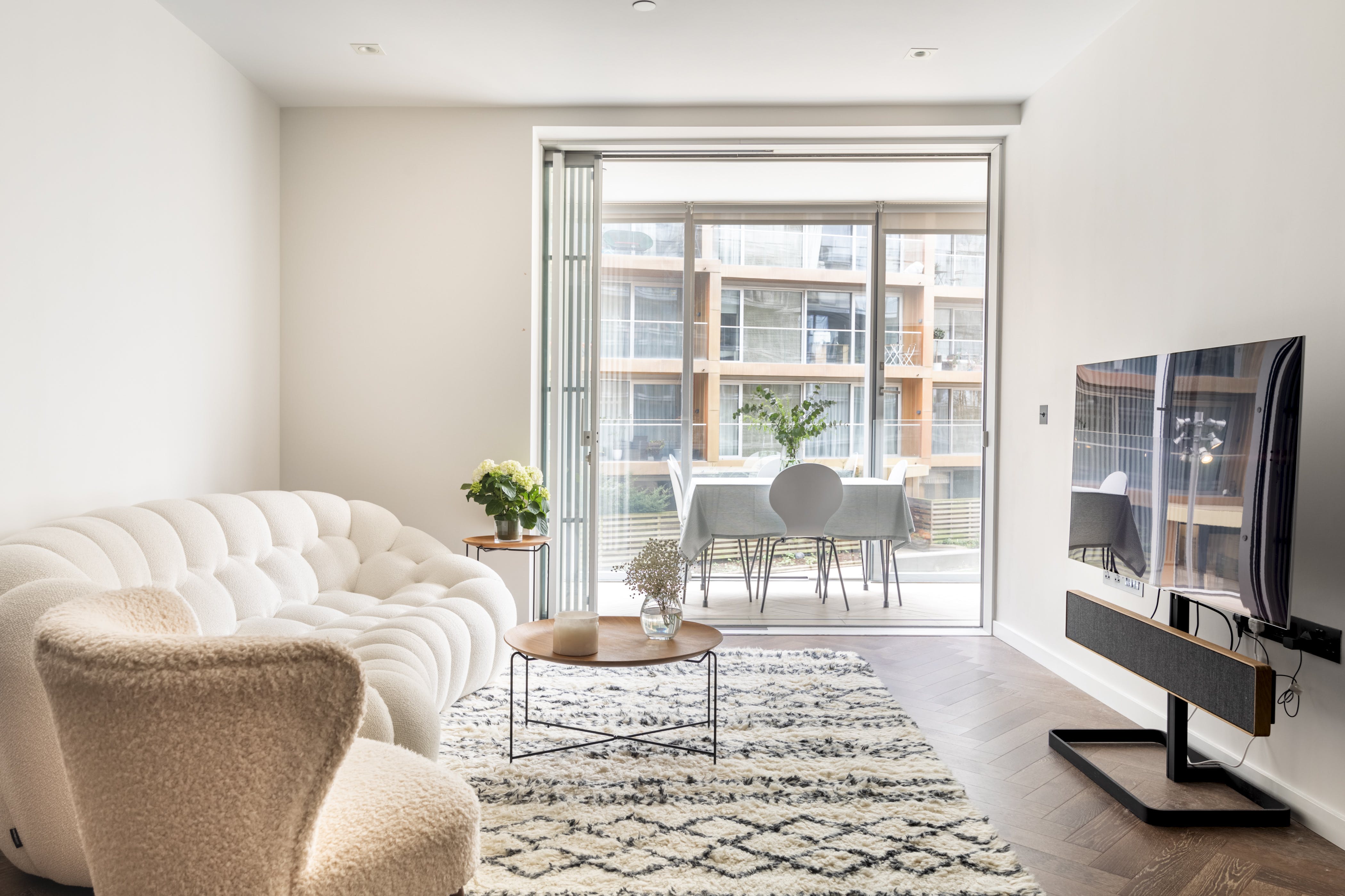 House Helm Wandsworth Nine Elms: Spacious 2-Bedroom Apartment with Pool Access, Nine Elms