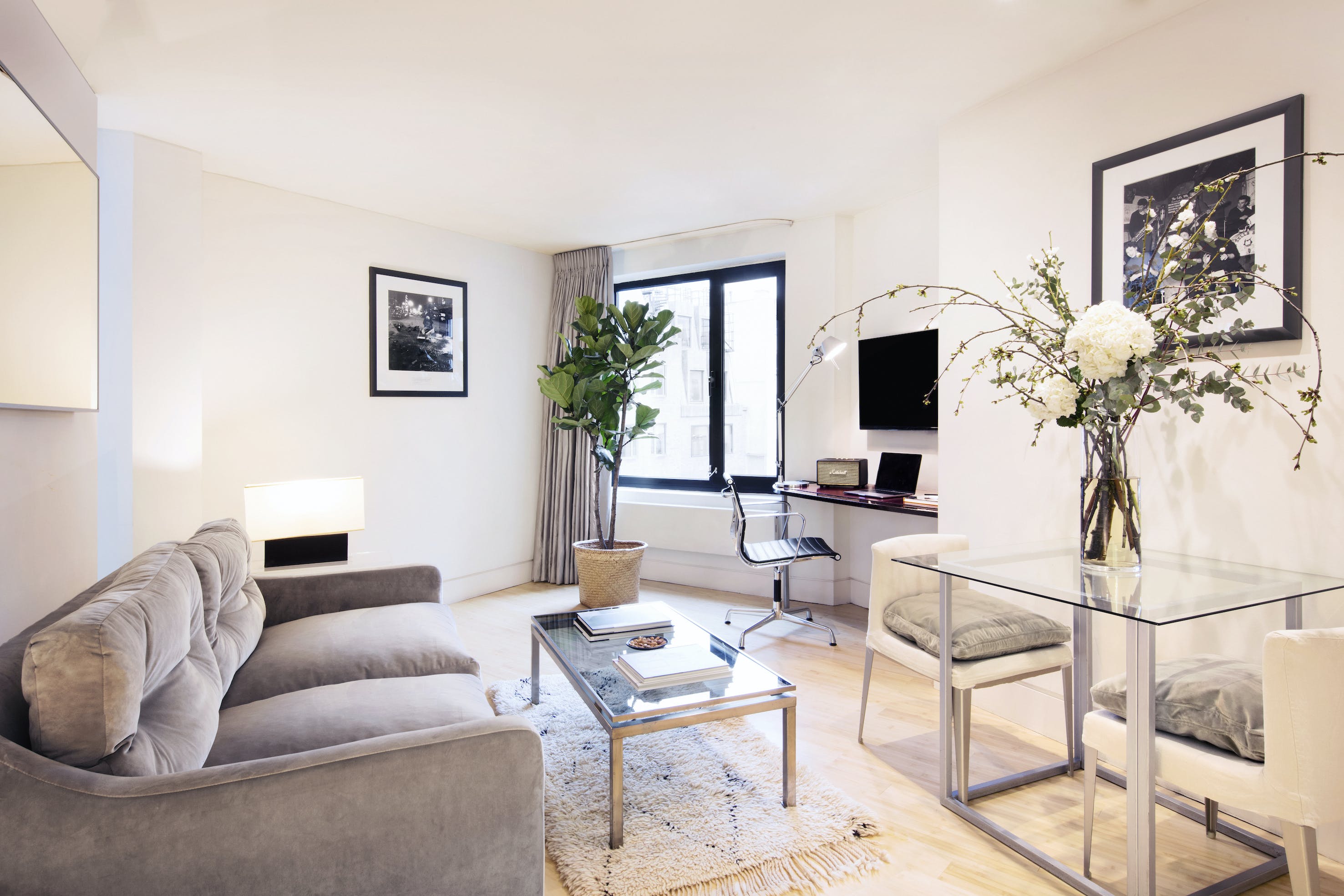 House Helm Rathbone Soho: Luxury 1-Bedroom Apartment with Modern Fireplace, Soho, London