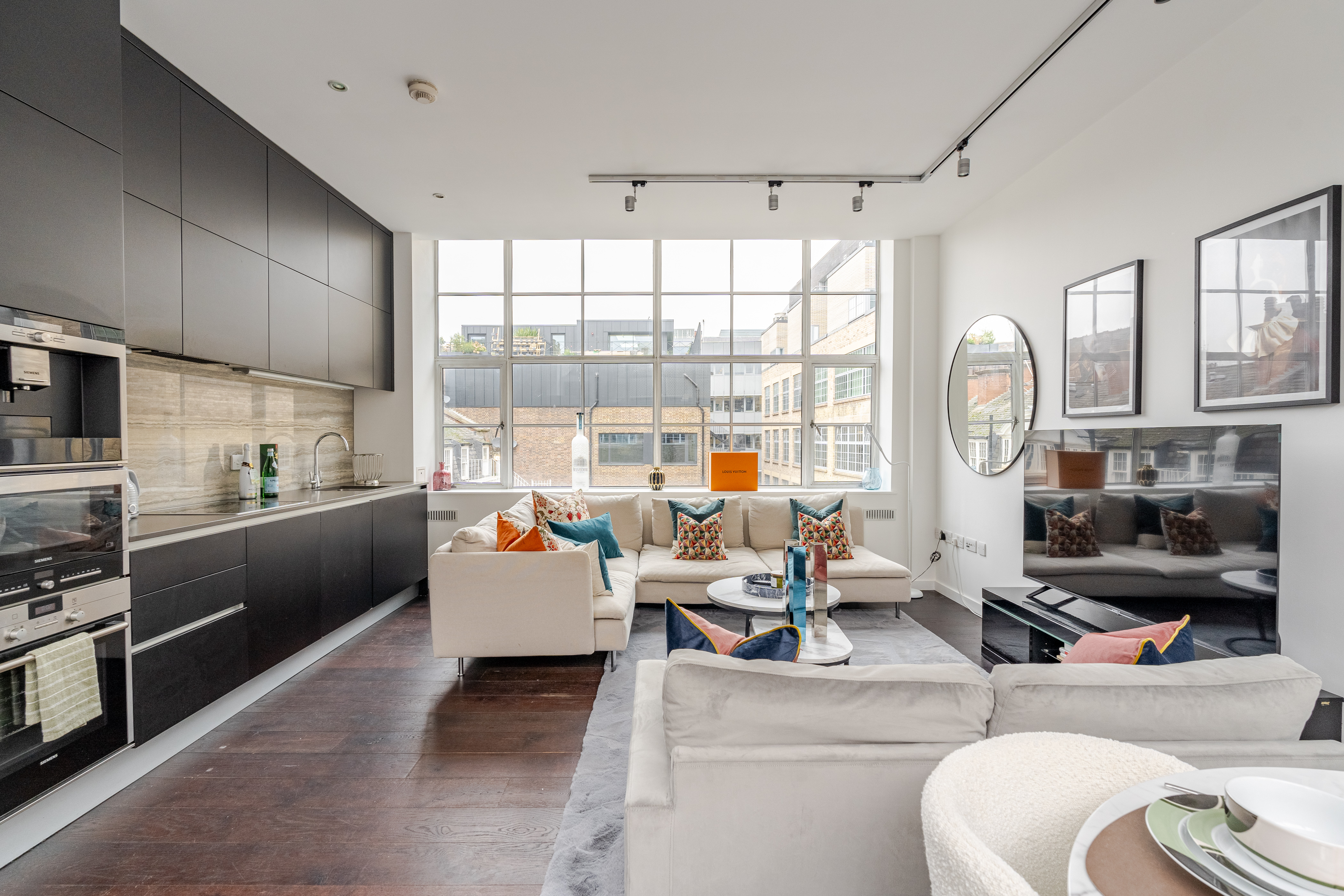 House Helm Meard Soho: Elegant 2-Bedroom Apartment with Family-Friendly Features, Soho