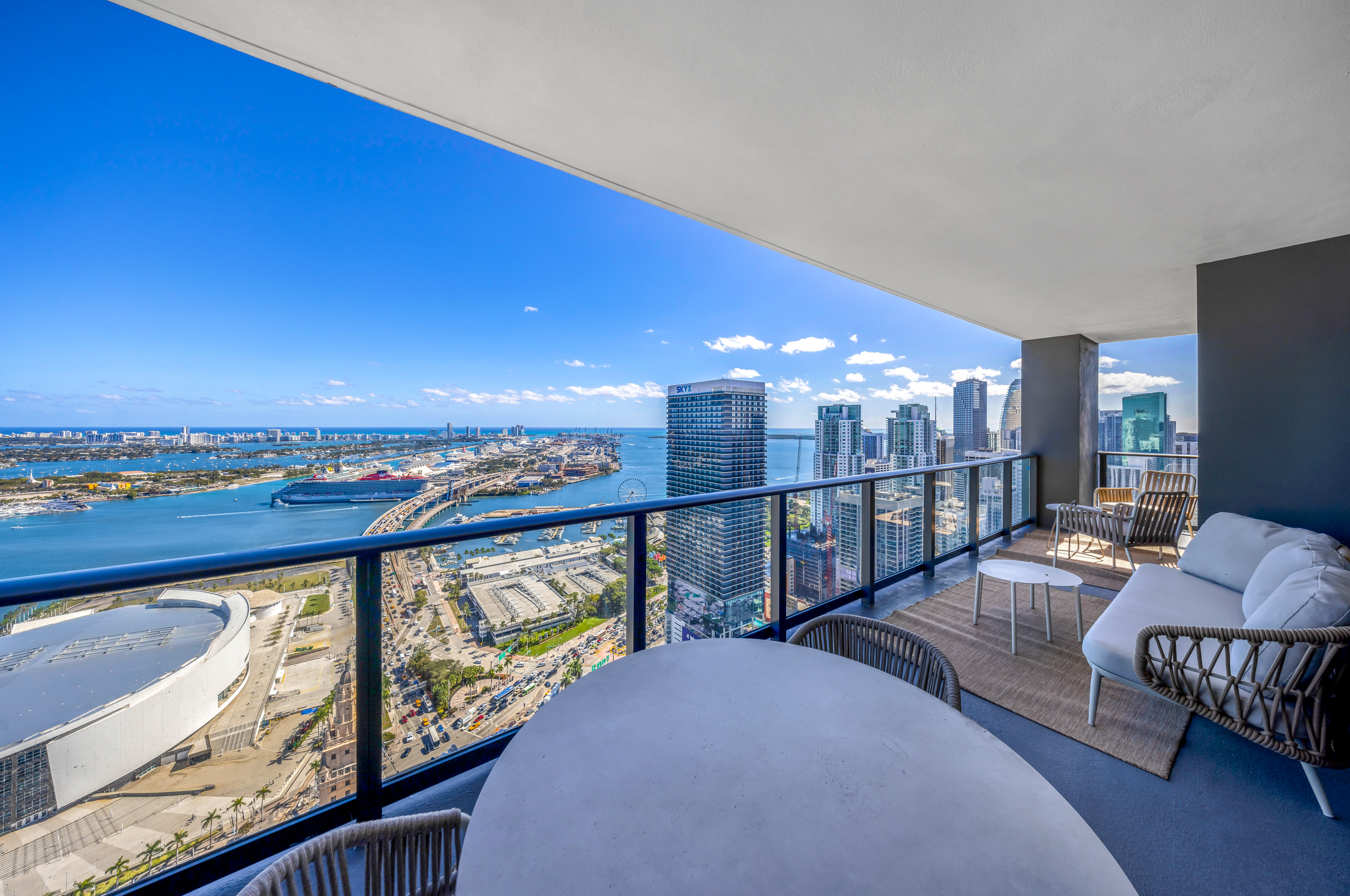 Villa Azurene Edgewater Downtown Miami: Opulent 3-Bedroom Apartment with Skyline Views, Downtown Miami