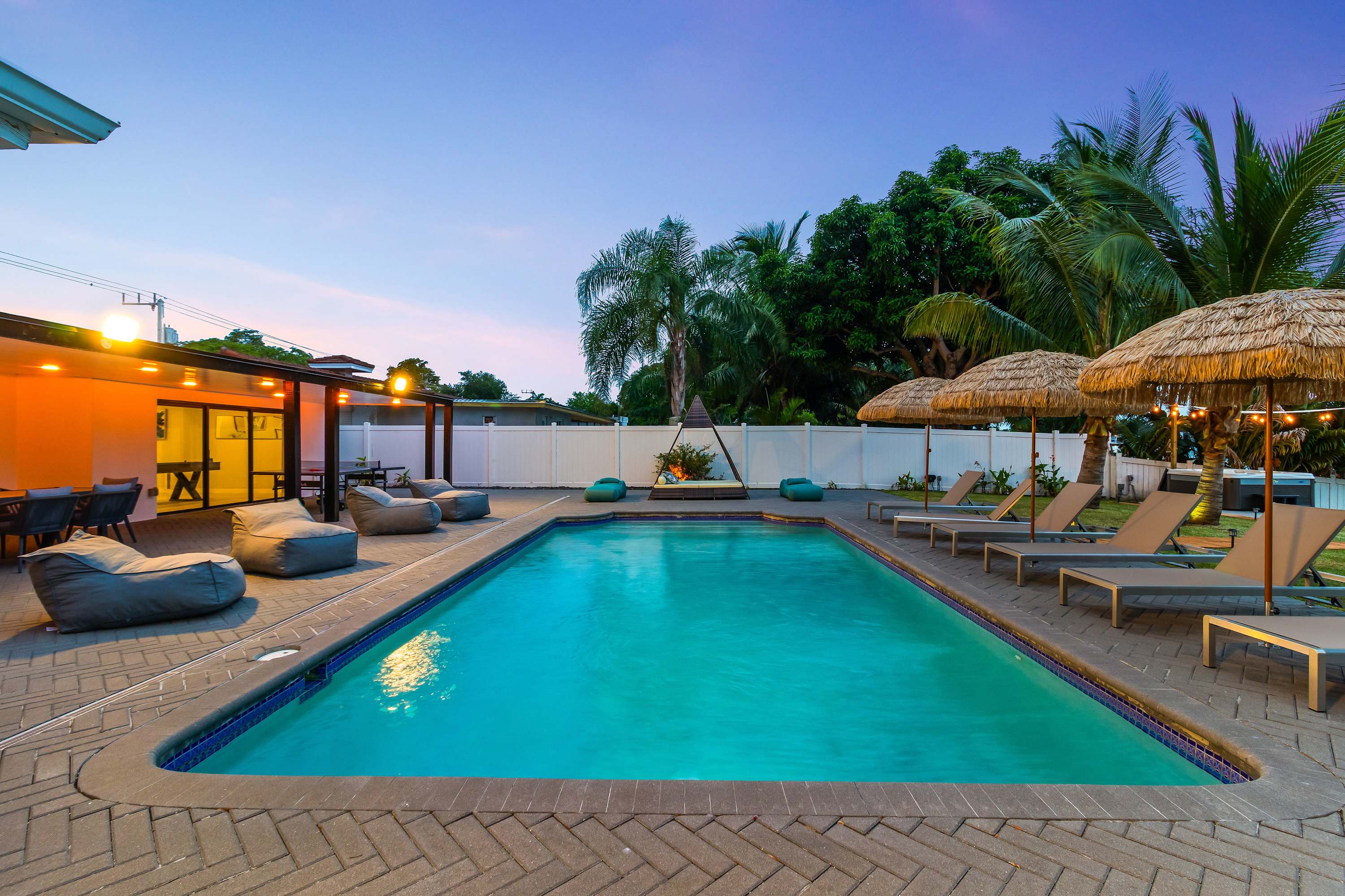 Villa Azurene Key Biscayne Miami: Luxury 5-Bedroom Villa with Pool and Lake Views, Miami