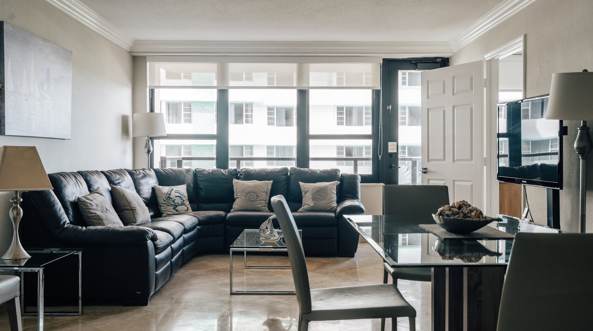 Villa Aurore Collins Canal Miami Beach: Luxury 2-Bedroom Apartment with Seaview and Pool, Miami Beach