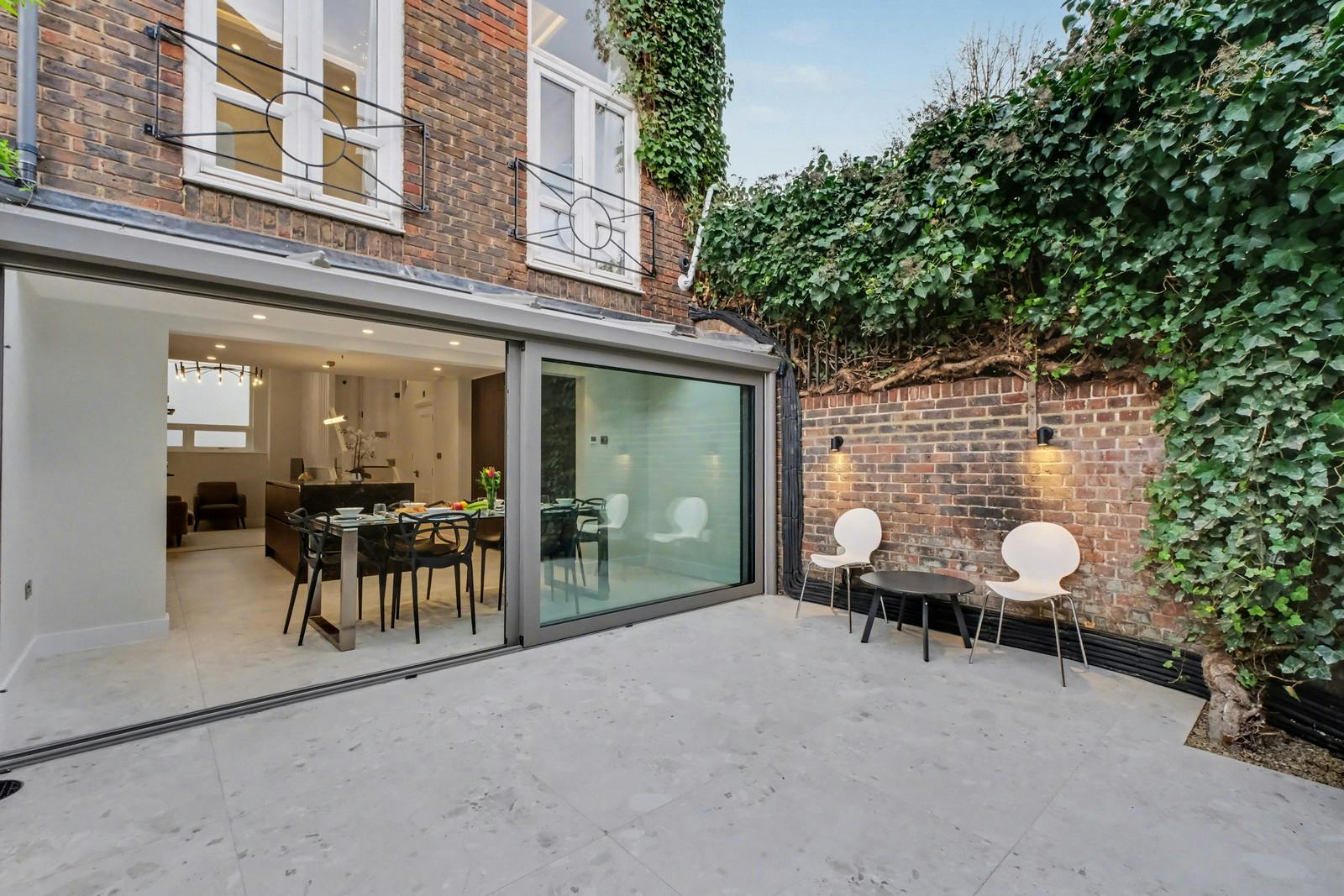 House Gorse Sands Fulham: Spacious 3-Bedroom Apartment Rental with Family Amenities in Fulham, London