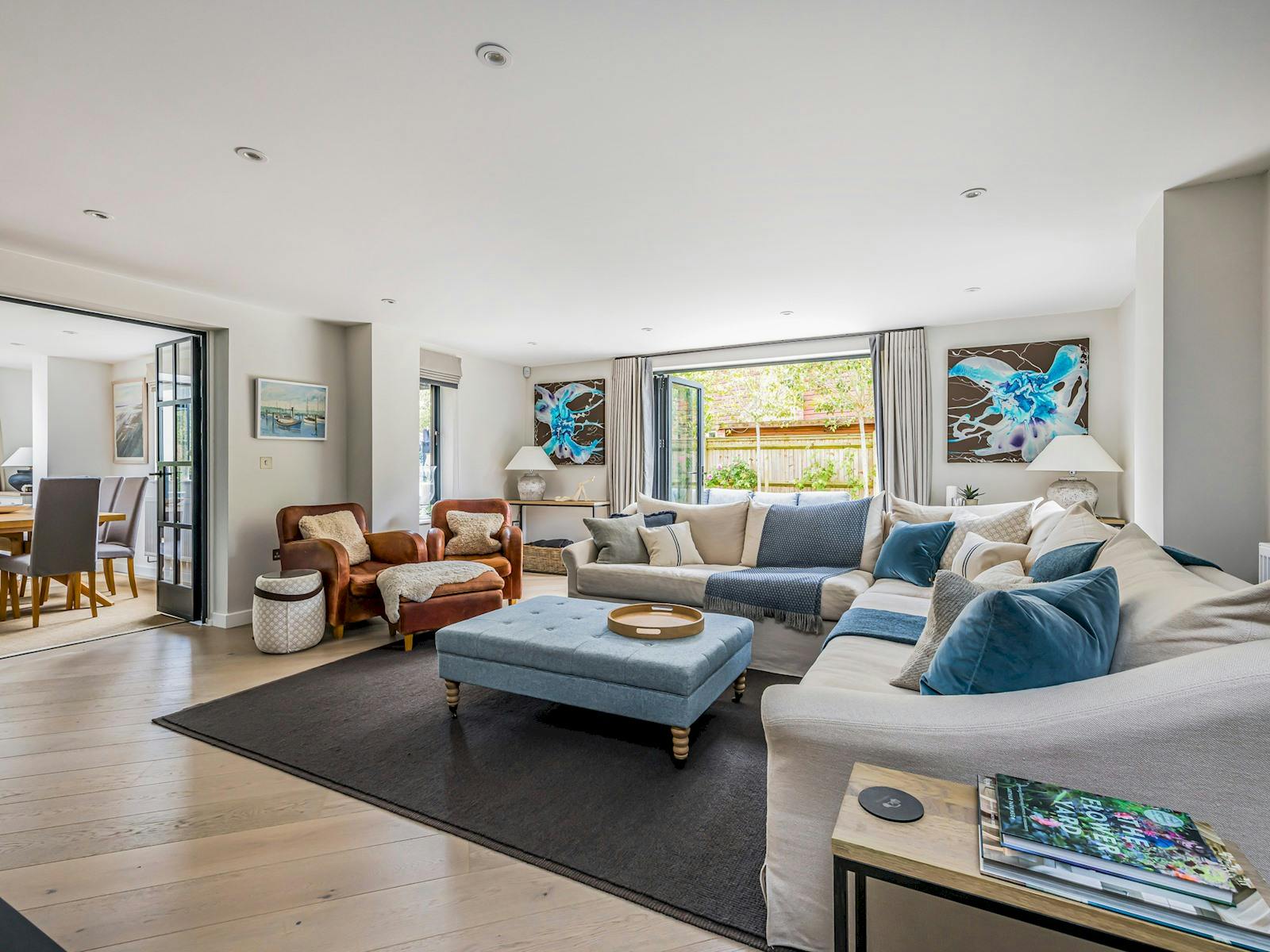 House Gorse Dell Chichester: Luxury 5-Bedroom Villa with Seaview and Family-Friendly Features, Chichester
