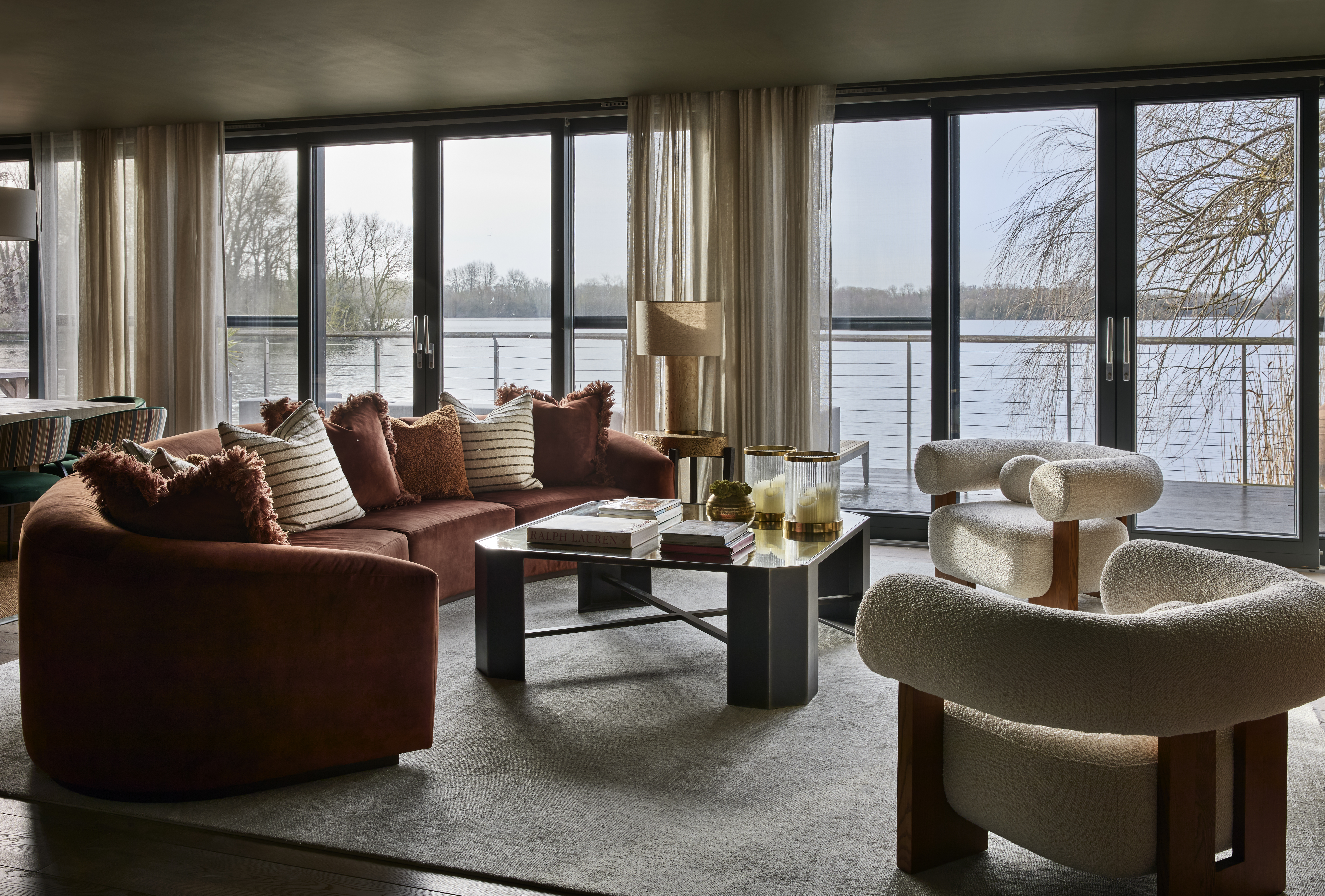 House Gloaming Longcot Faringdon: Luxury 6-Bedroom House with Lake Views and Pool, Faringdon