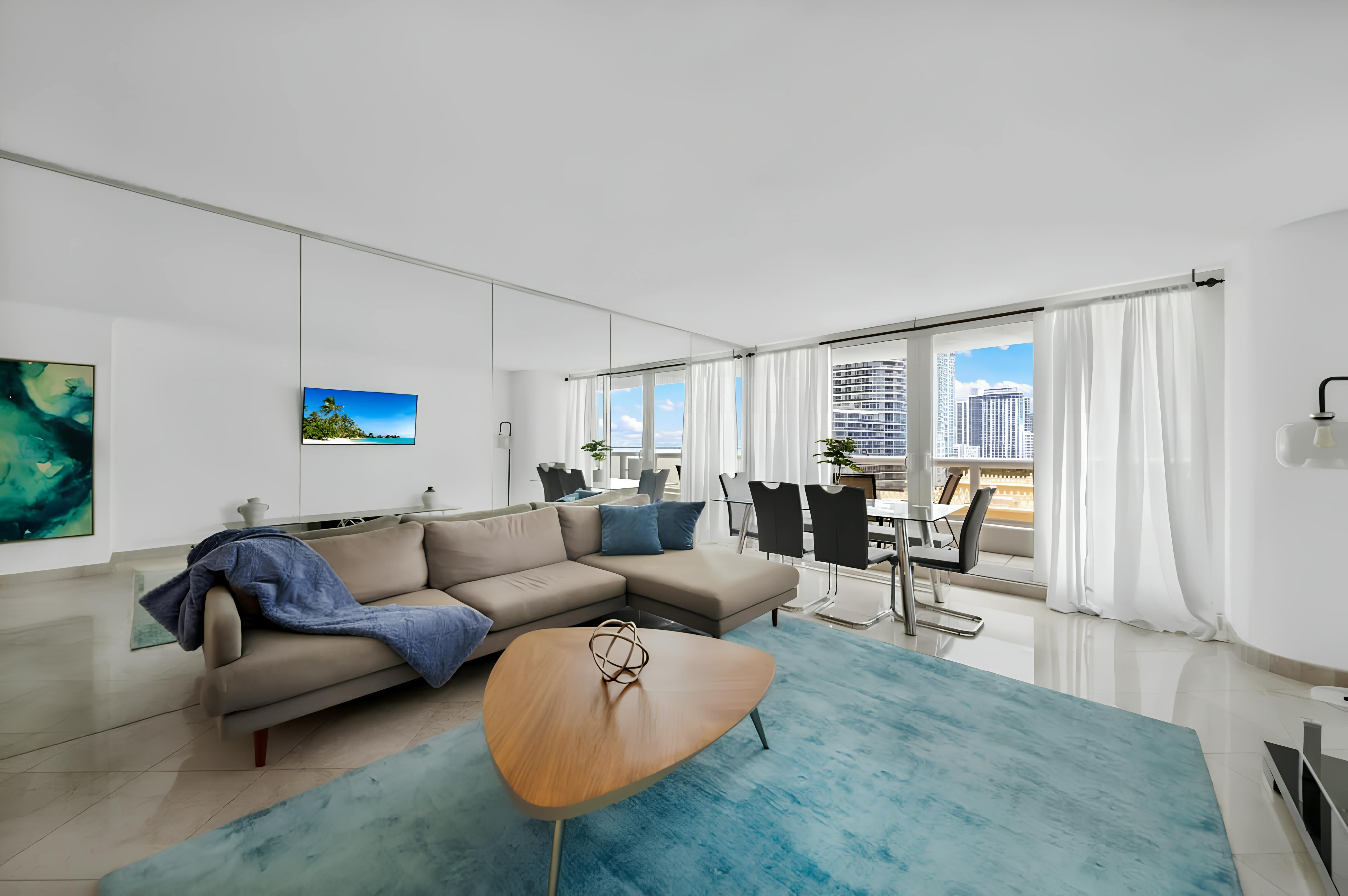 Villa Alba Omni Downtown Miami: Luxury 3-Bedroom House with Hot Tub and Balcony, Downtown Miami