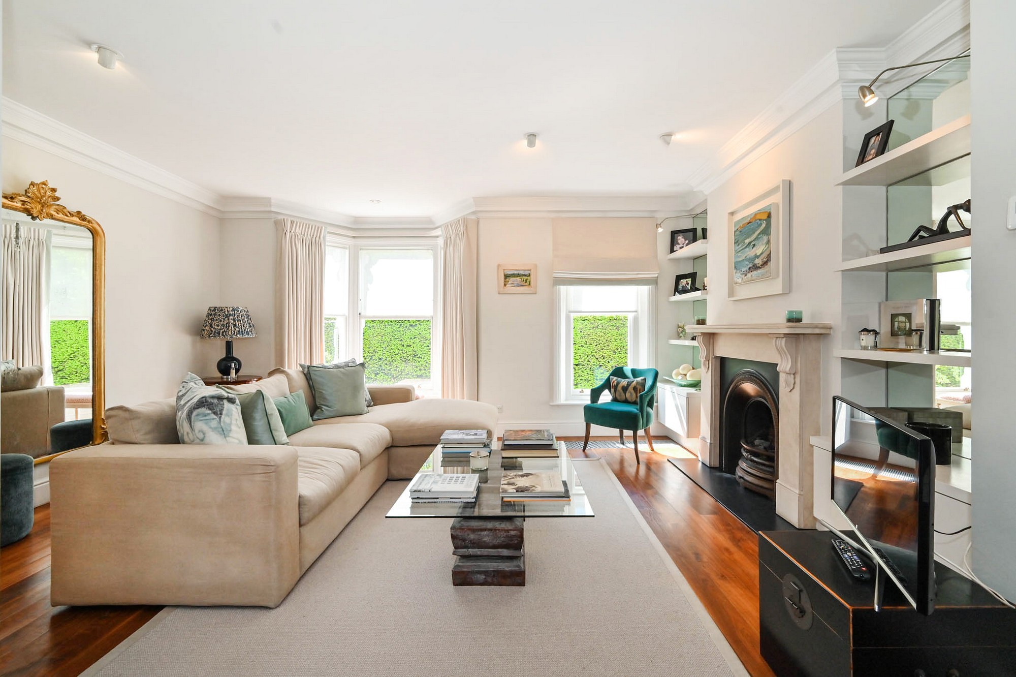 House Vesper Cheyne Chelsea: Elegant 2-Bedroom Apartment Rental with Courtyard, Chelsea London
