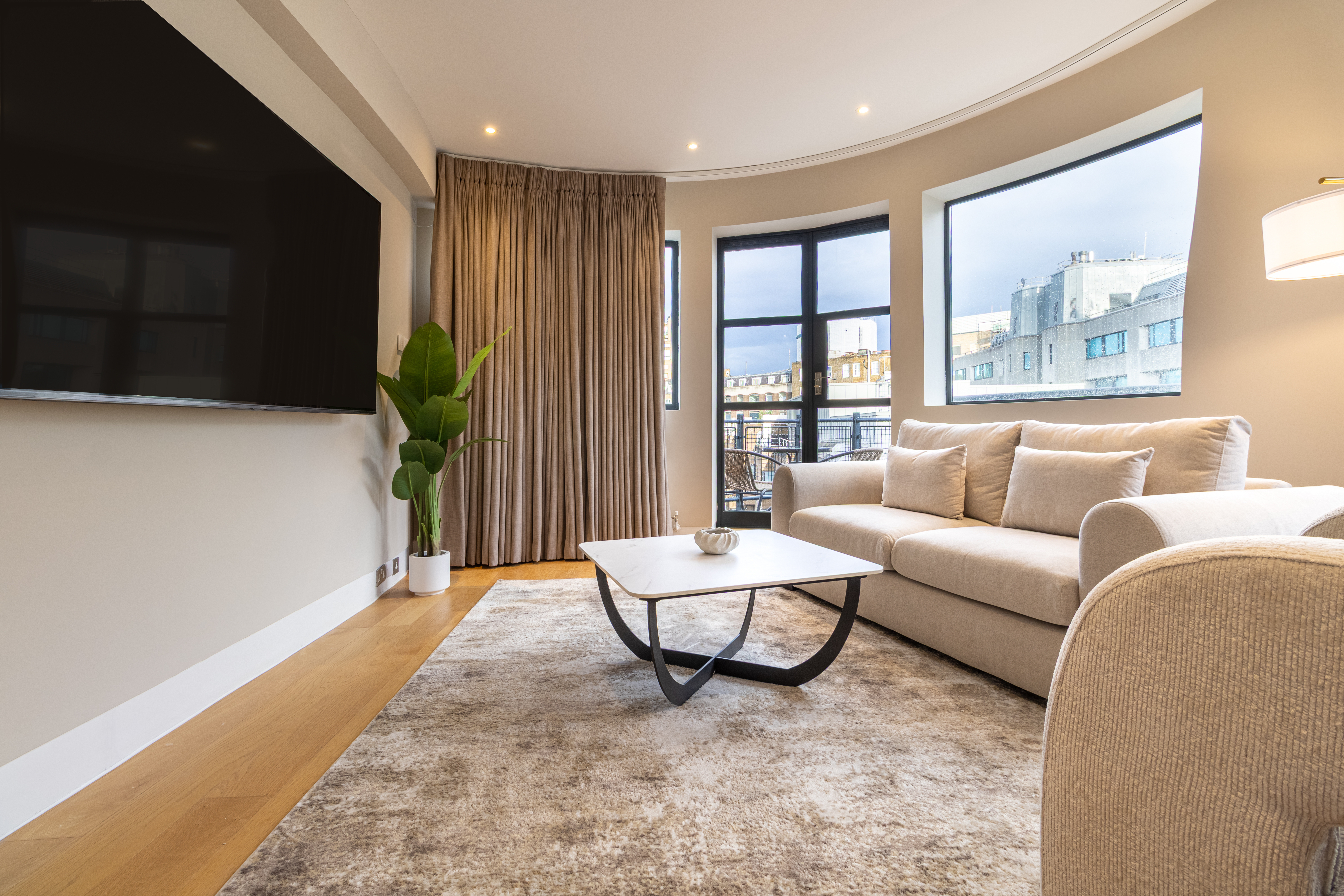 House Rowan Holland Park Kensington: Stylish 2-Bedroom Apartment Rental with Balcony, Family-Friendly, Kensington