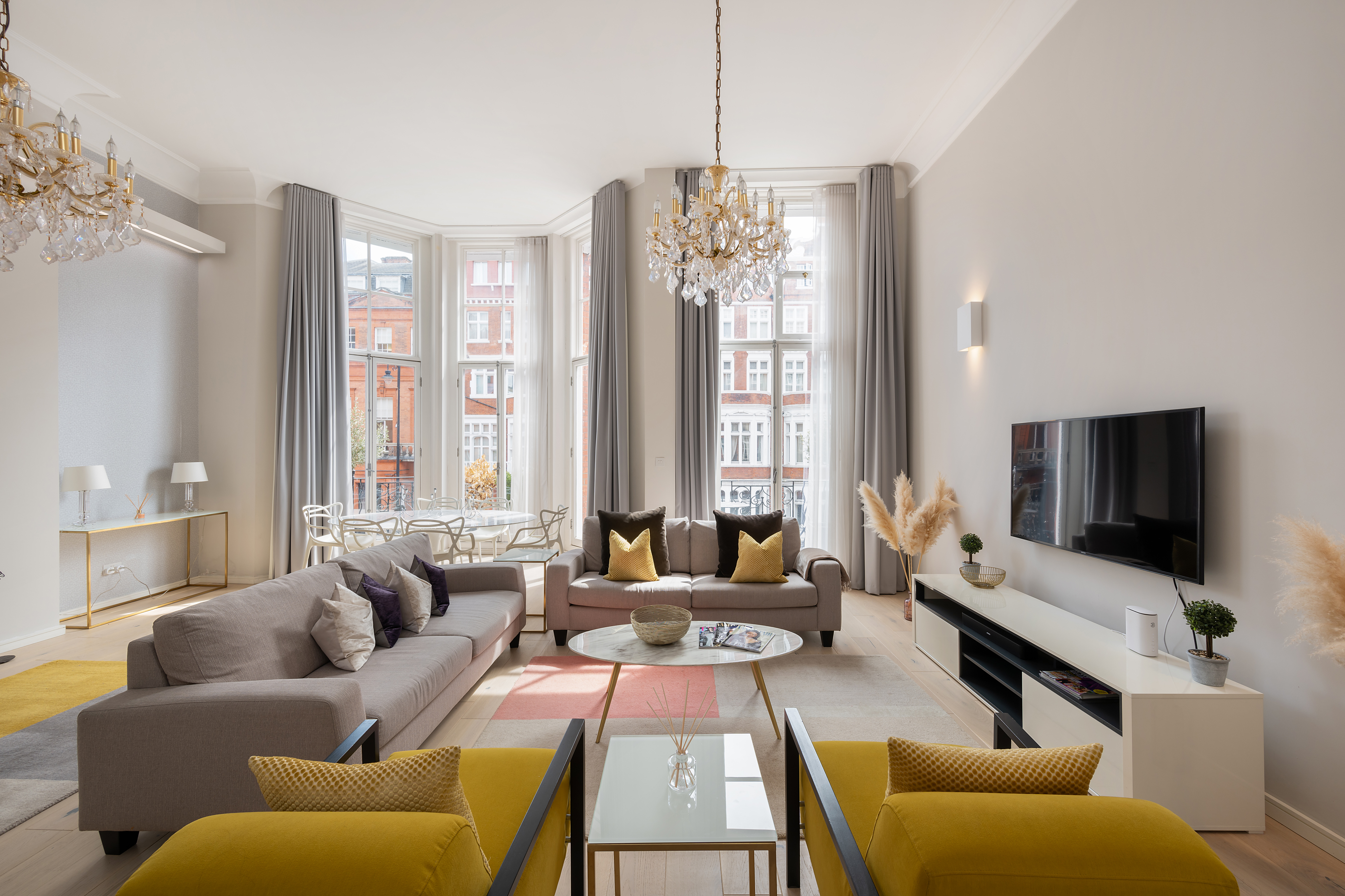 House Mestral Belgravia Knightsbridge: Elegant 2-Bedroom Apartment with Balcony, Knightsbridge