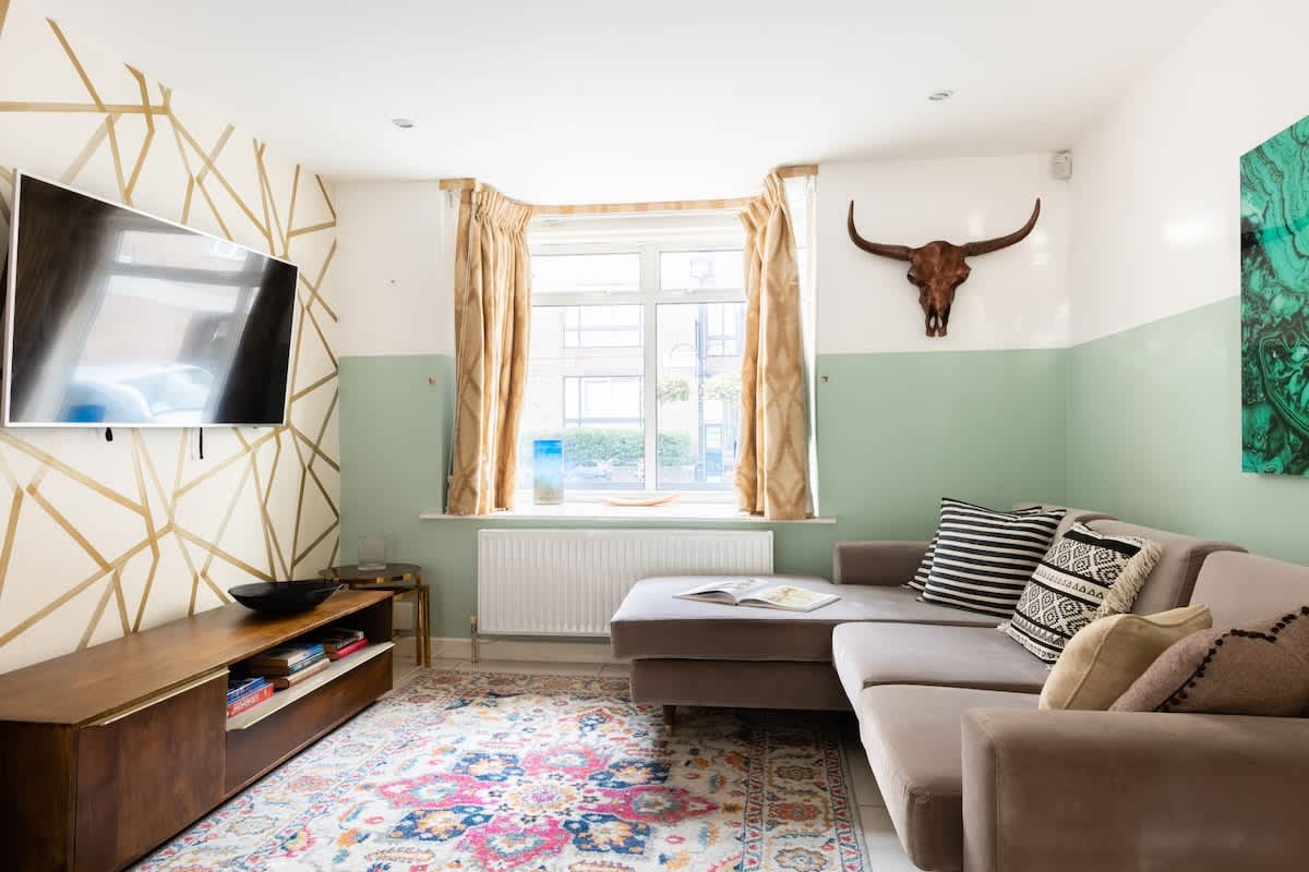 House Gorse Bishops Paddington: Luxury 6-Bedroom House with Stylish Interiors, Paddington