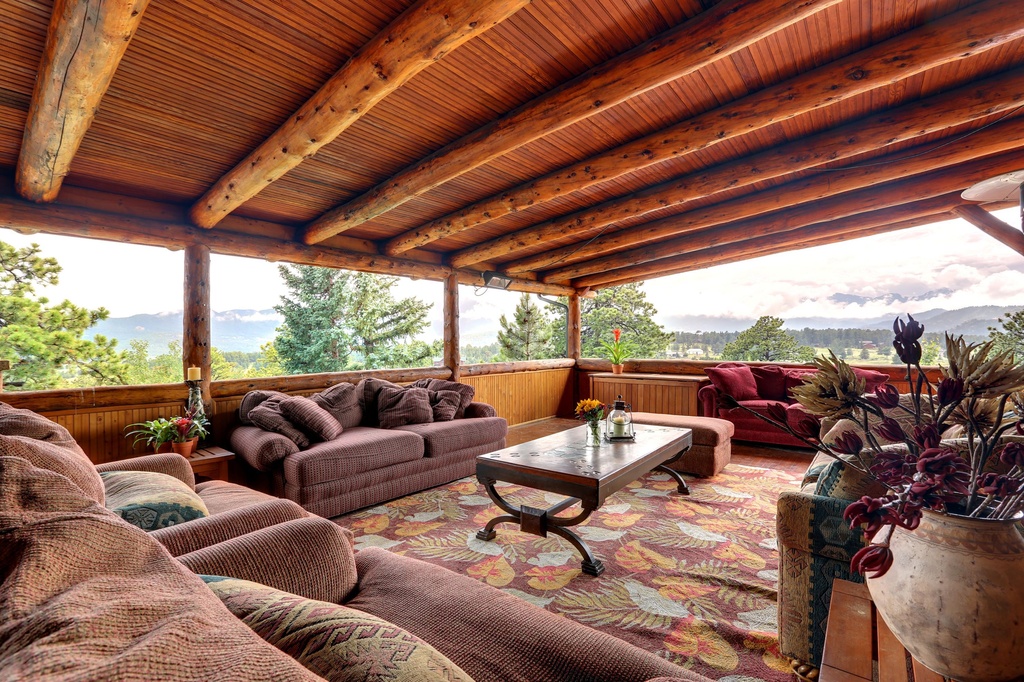 House Cache La Poudre: Spacious 13-Bedroom Apartment with Hot Tub and Lake Views, Larimer County