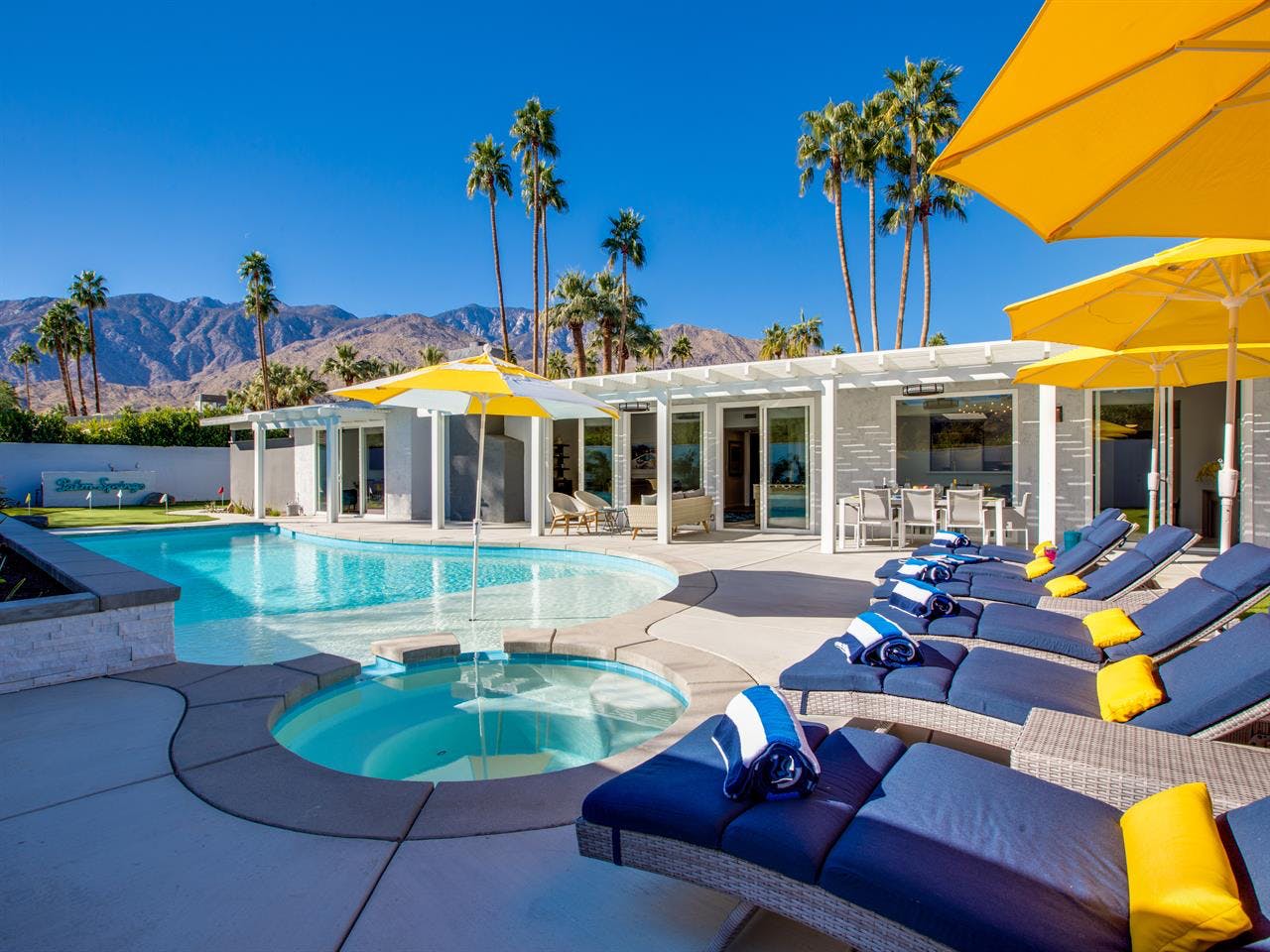 Villa Aurore Bogert Park Cathedral City: Luxury 3-Bedroom Apartment with Pool and Hot Tub, Palm Springs