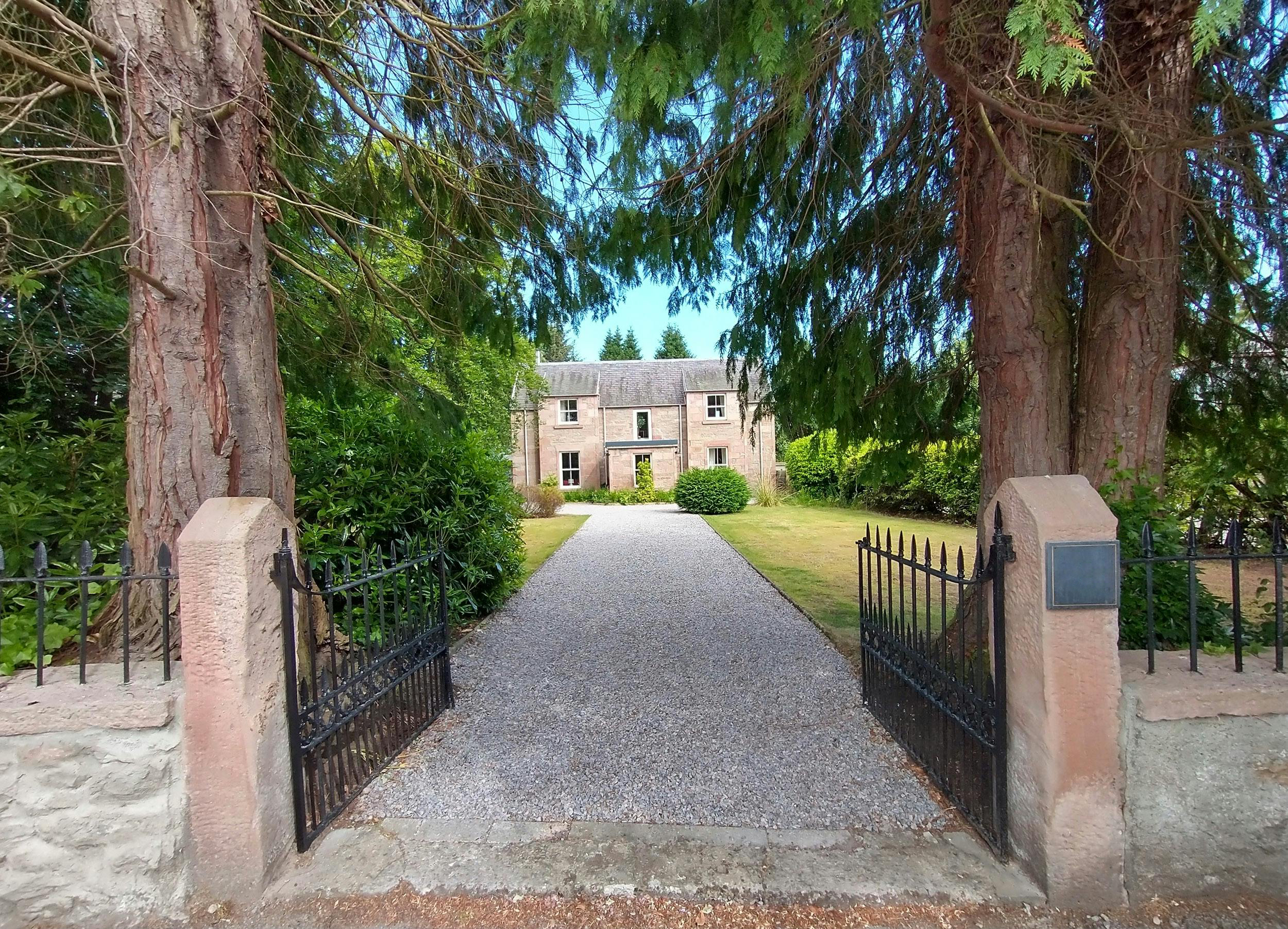House Caledonia Inverness: Luxury 5-Bedroom House with Private Gardens and Parking, Inverness