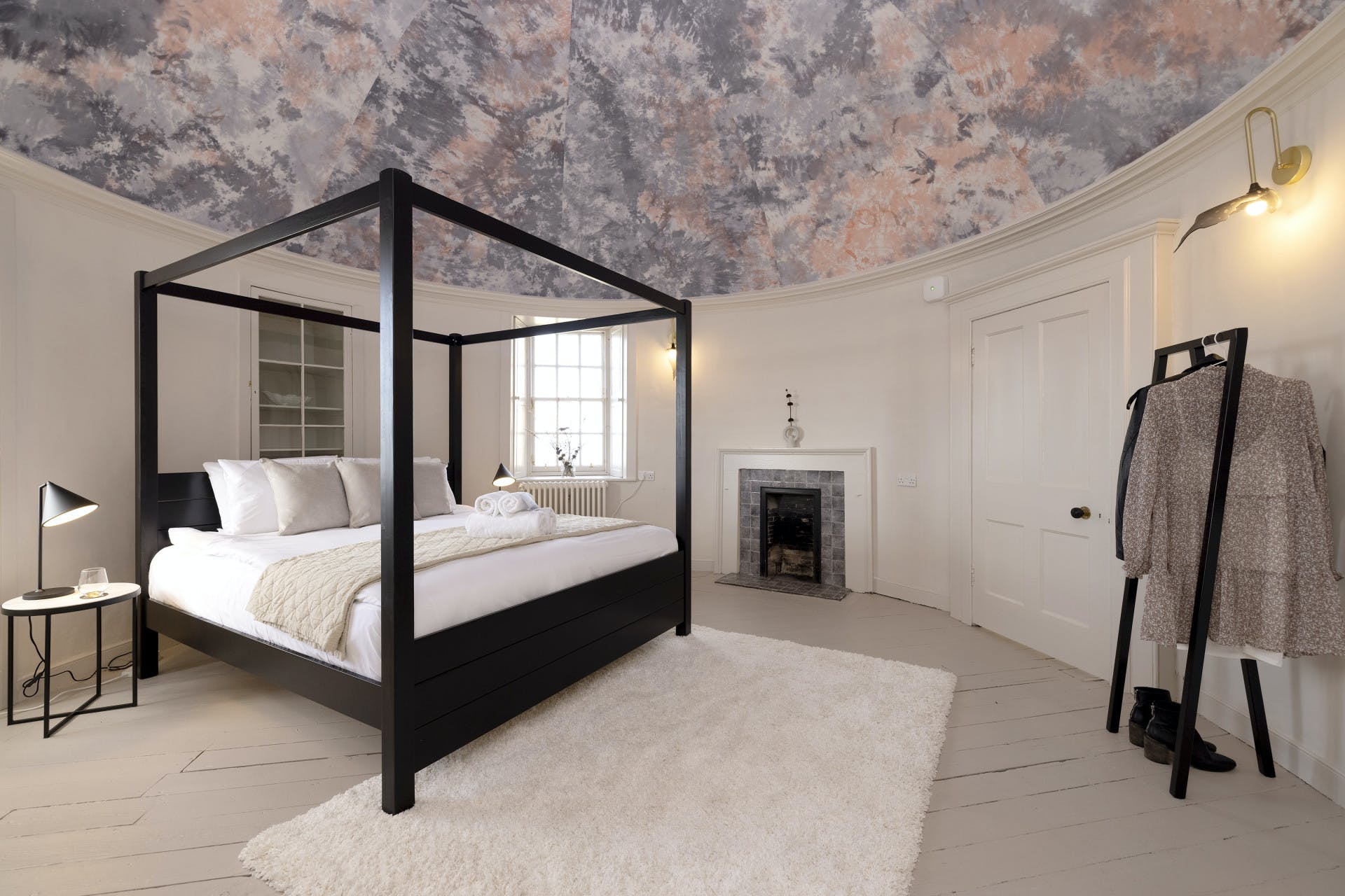 House Helm Blackford Hillside: Charming 2-Bedroom Chateau with Historical Charm, Edinburgh