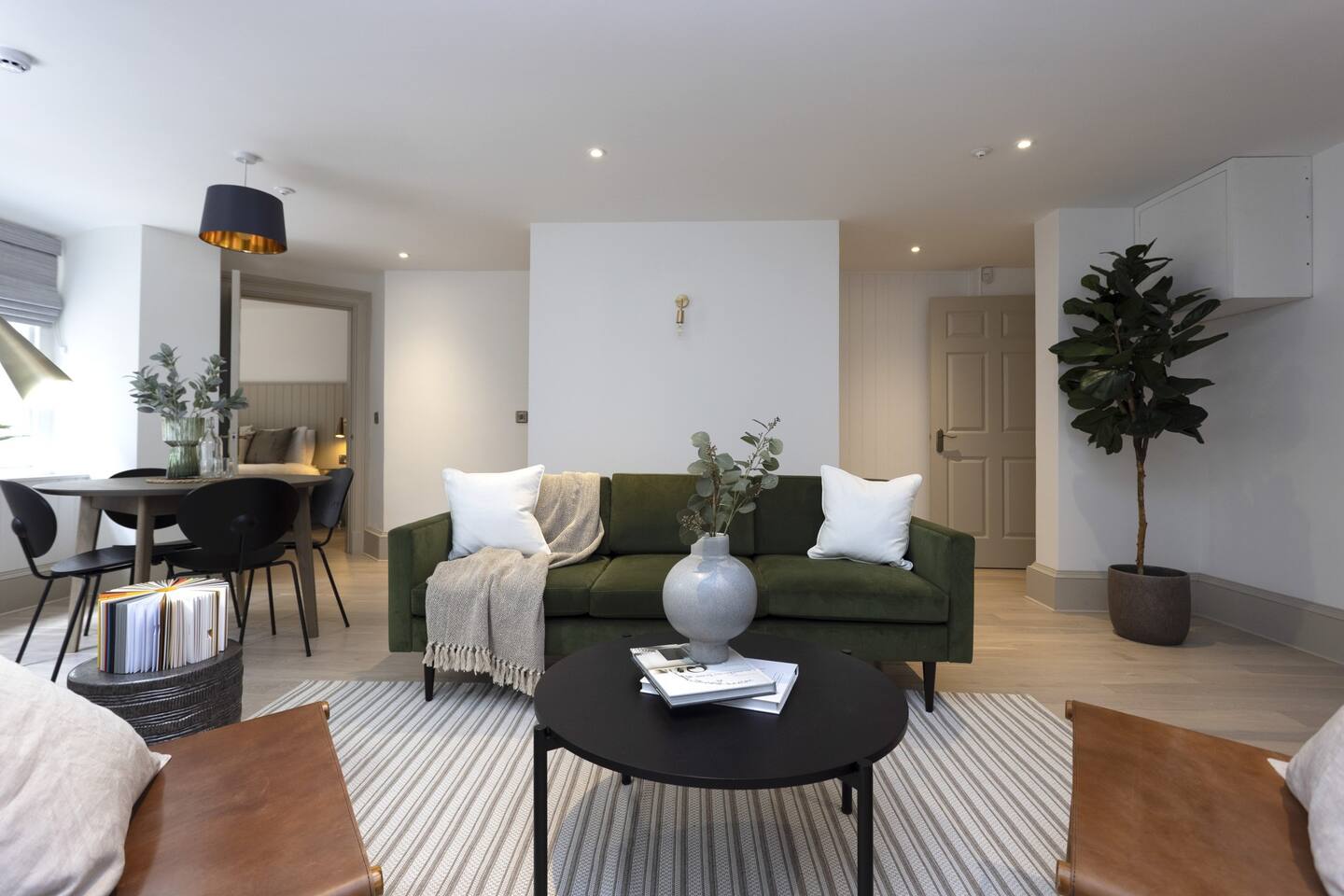 House Helm Calton New Town: Stylish 1-Bedroom Apartment Rental with Private Courtyard, New Town