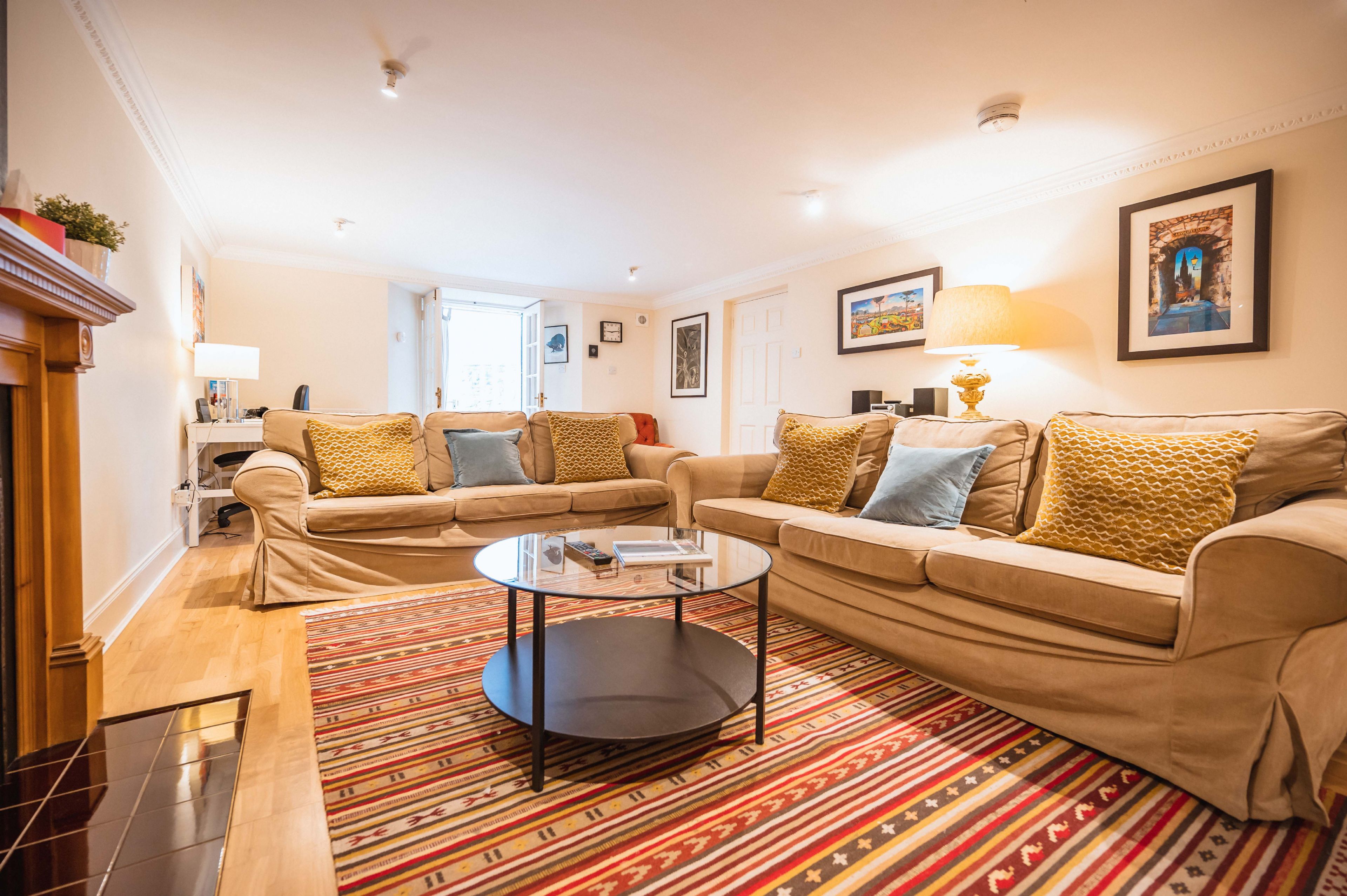 House Vesper Bellevue New Town: Charming 3-Bedroom Apartment Rental with Family-Friendly Features, New Town