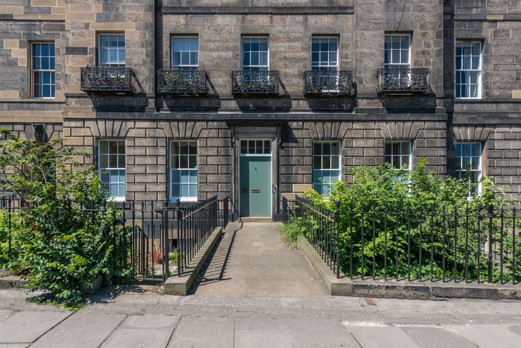 House Calton Hillside: Charming 3-Bedroom Apartment Rental with Family-Friendly Features, Hillside Edinburgh