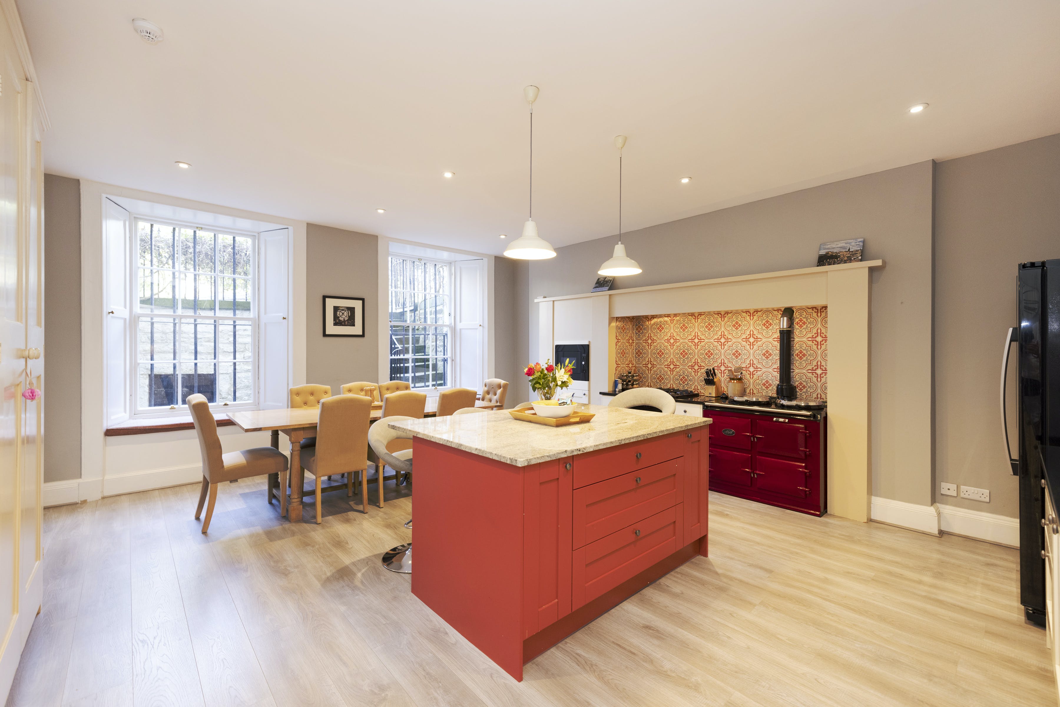 House Gloaming Bellevue New Town: Elegant 3-Bedroom Luxury Apartment Suitable for Families, Edinburgh