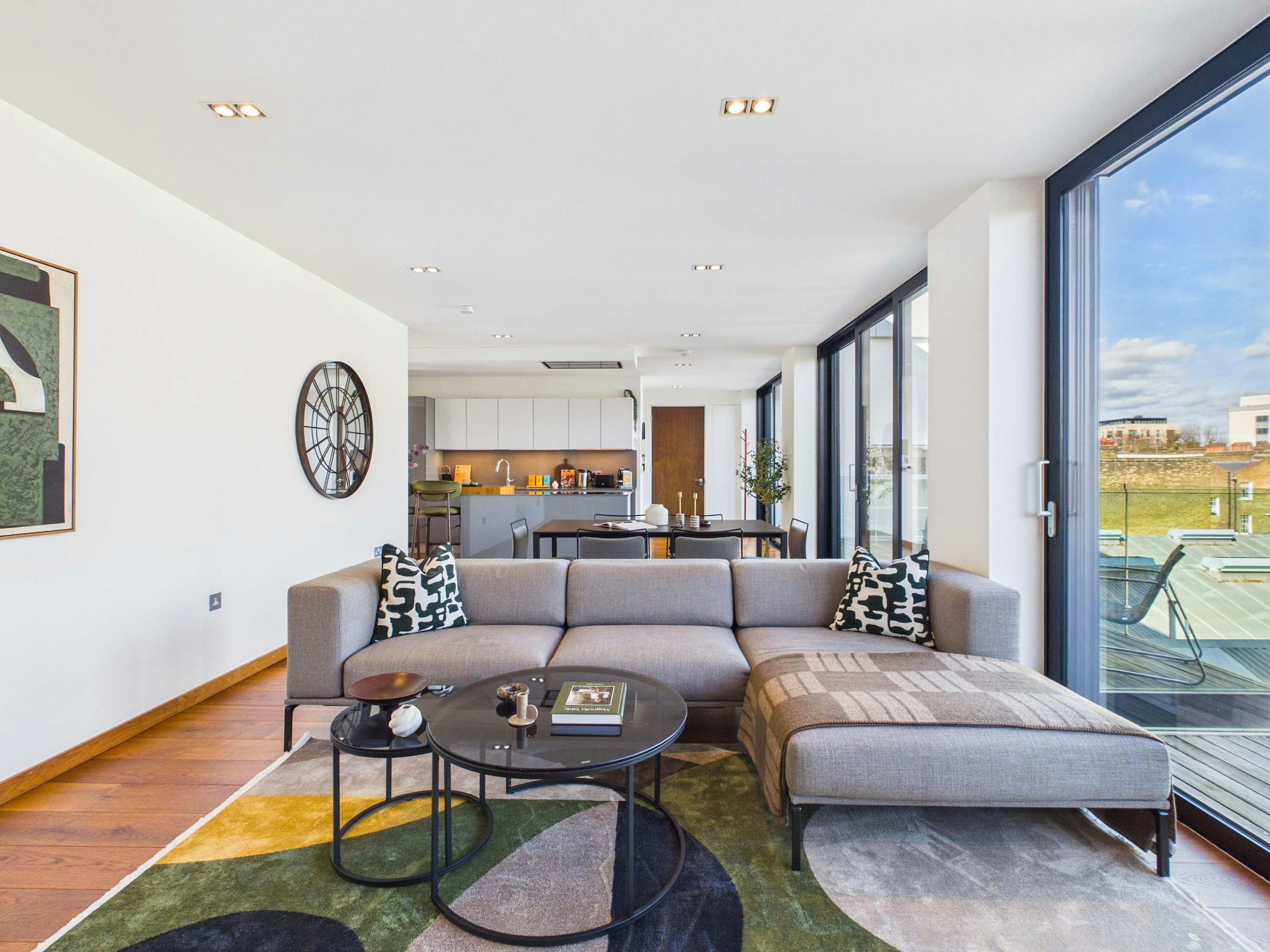 House Camden Lock Camden Town: Chic 2-Bedroom Townhouse Rental with Balcony and Family Features, Camden Town