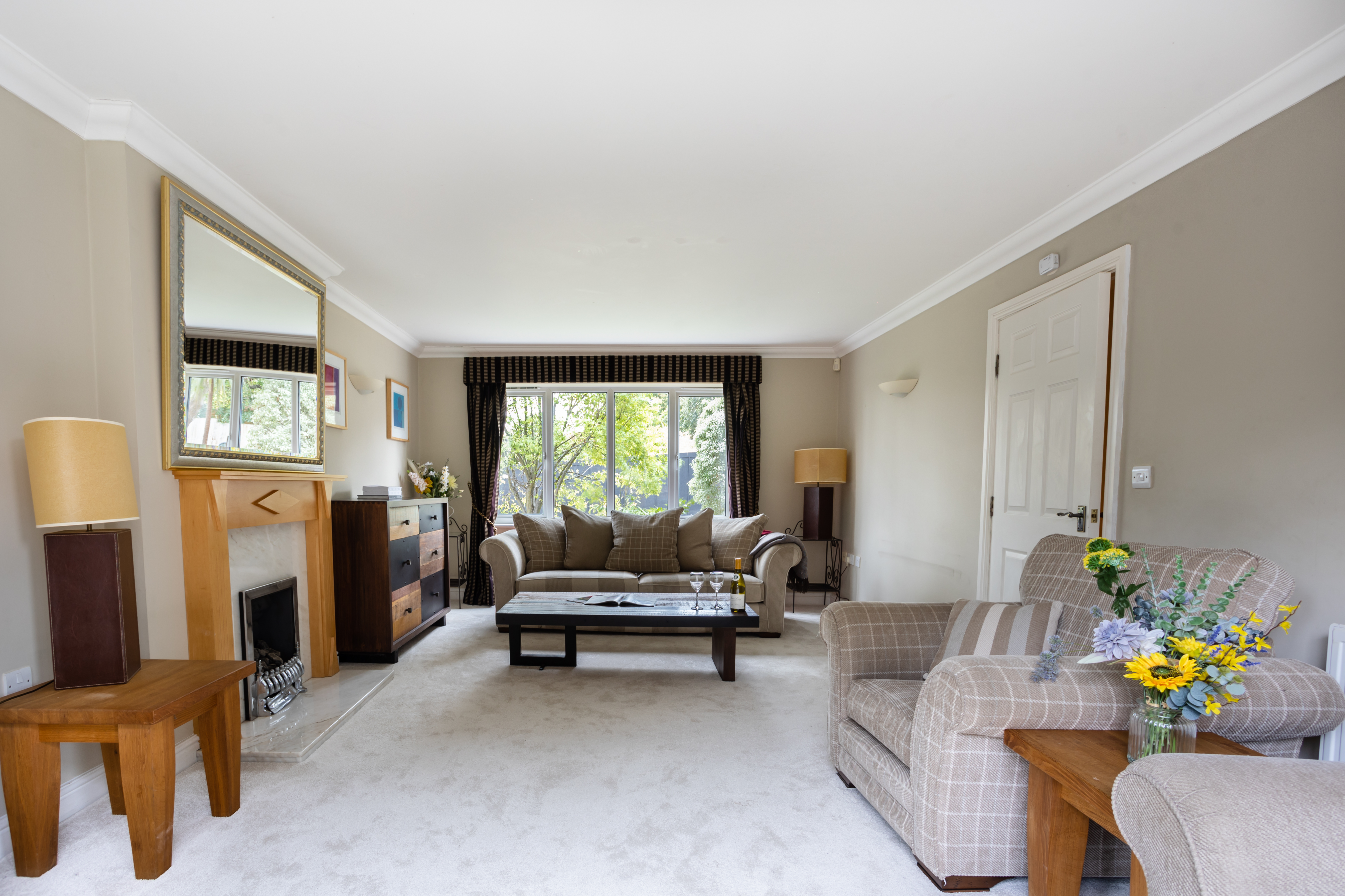House Lysias Cannizaro Wimbledon: Luxury 5-Bedroom Apartment with Tennis Court, Wimbledon