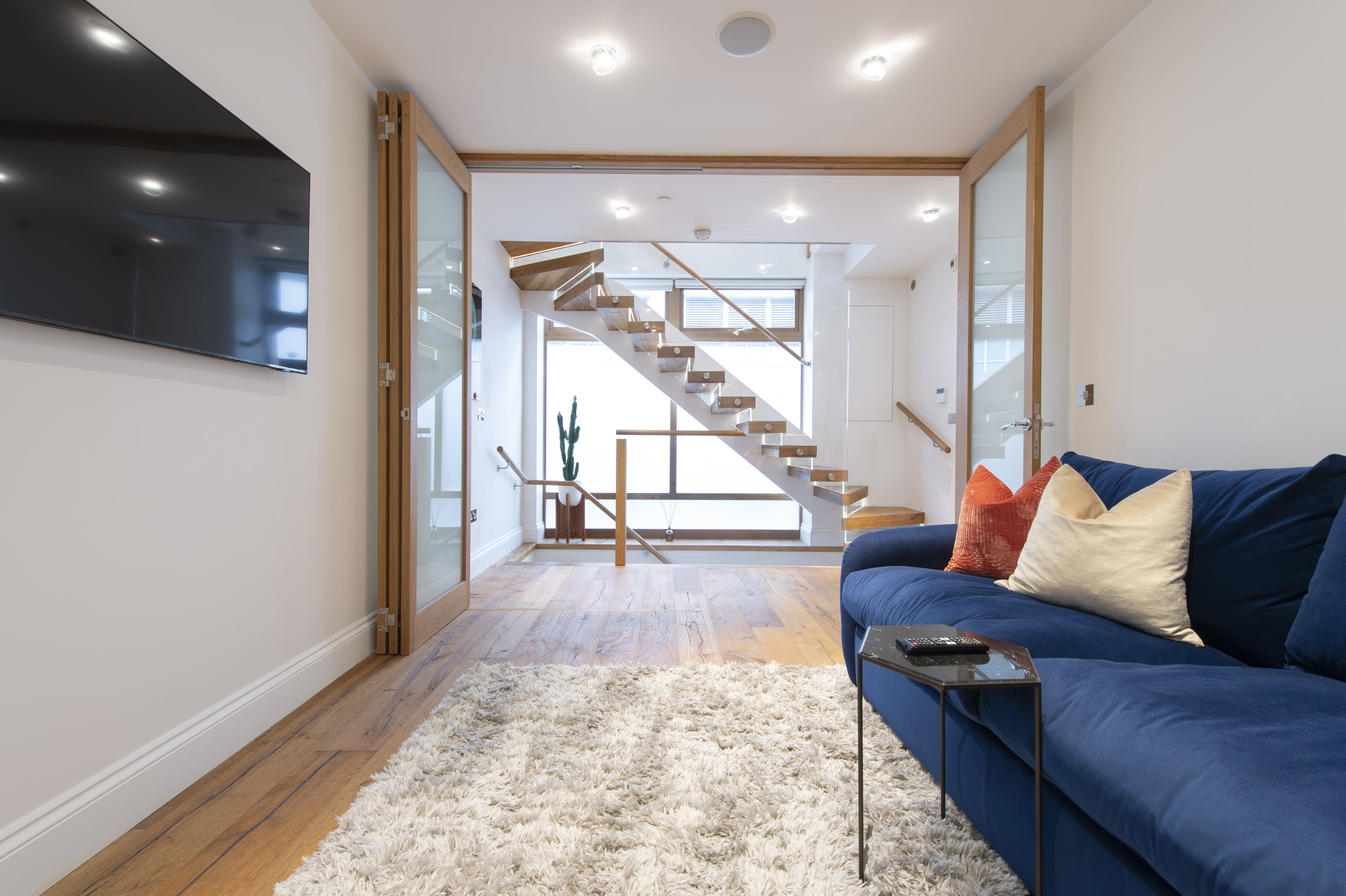 House Joran Dean Street Soho: Stylish 2-Bedroom Apartment with Air-Con in Soho, London