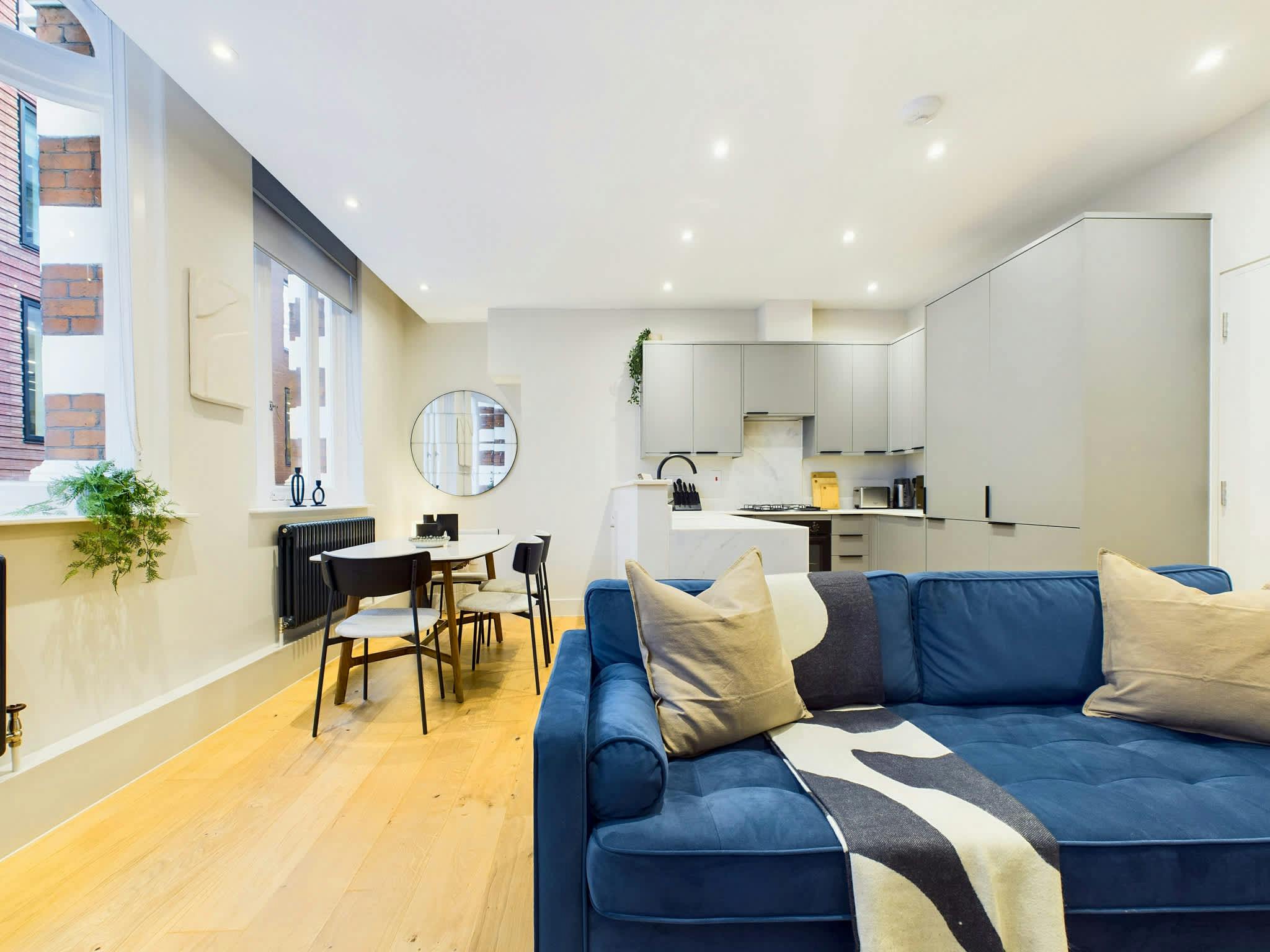 House Carnaby Soho Soho 15: Stylish 2-Bedroom Apartment Rental with Family Amenities in Soho London