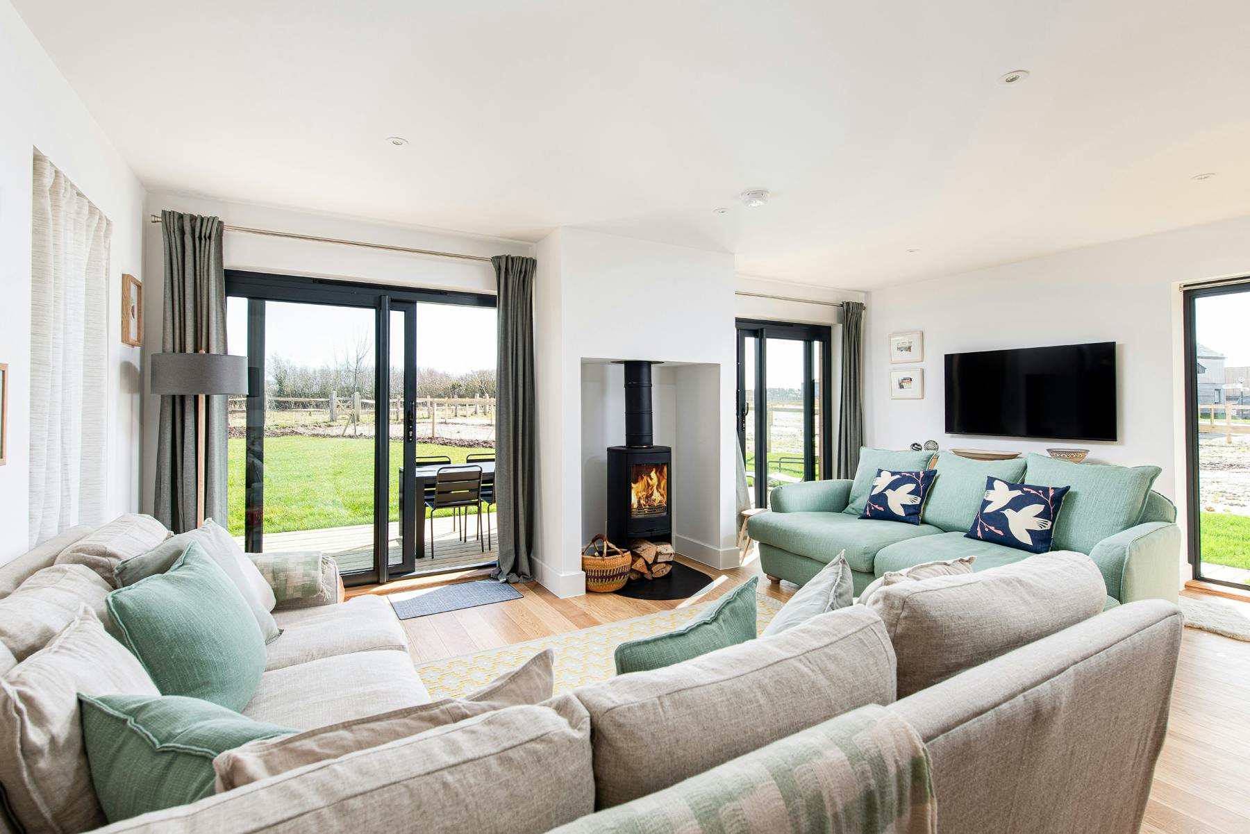 House Cerne Dorset: Charming 4-Bedroom Holiday Cottage with Hot Tub and Lake Views, Dorset