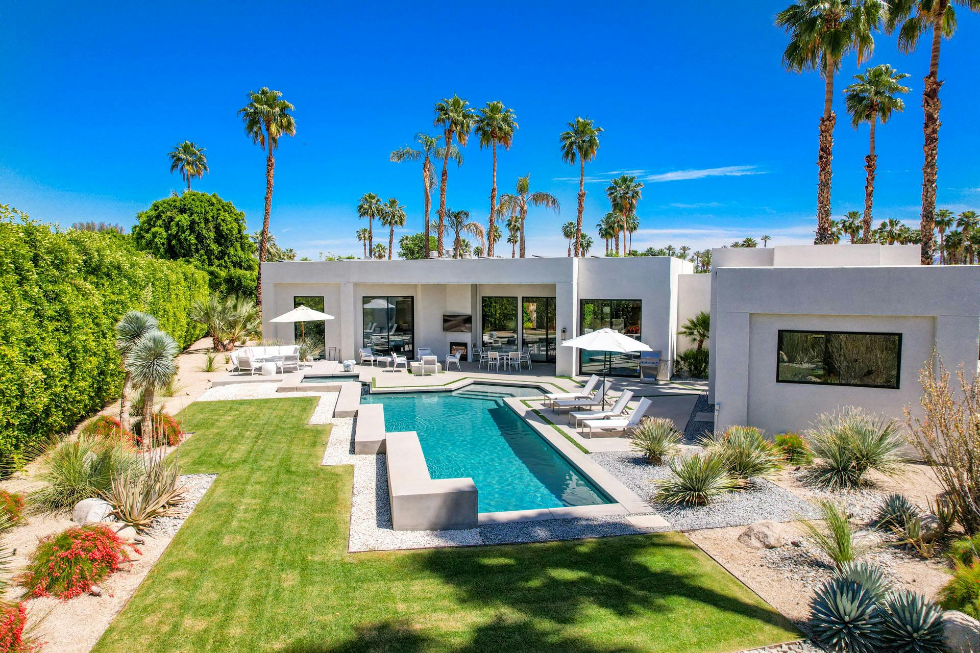 House Cholla Cathedral: Luxury 4-Bedroom Villa with Pool and Mountain Views, Cathedral City