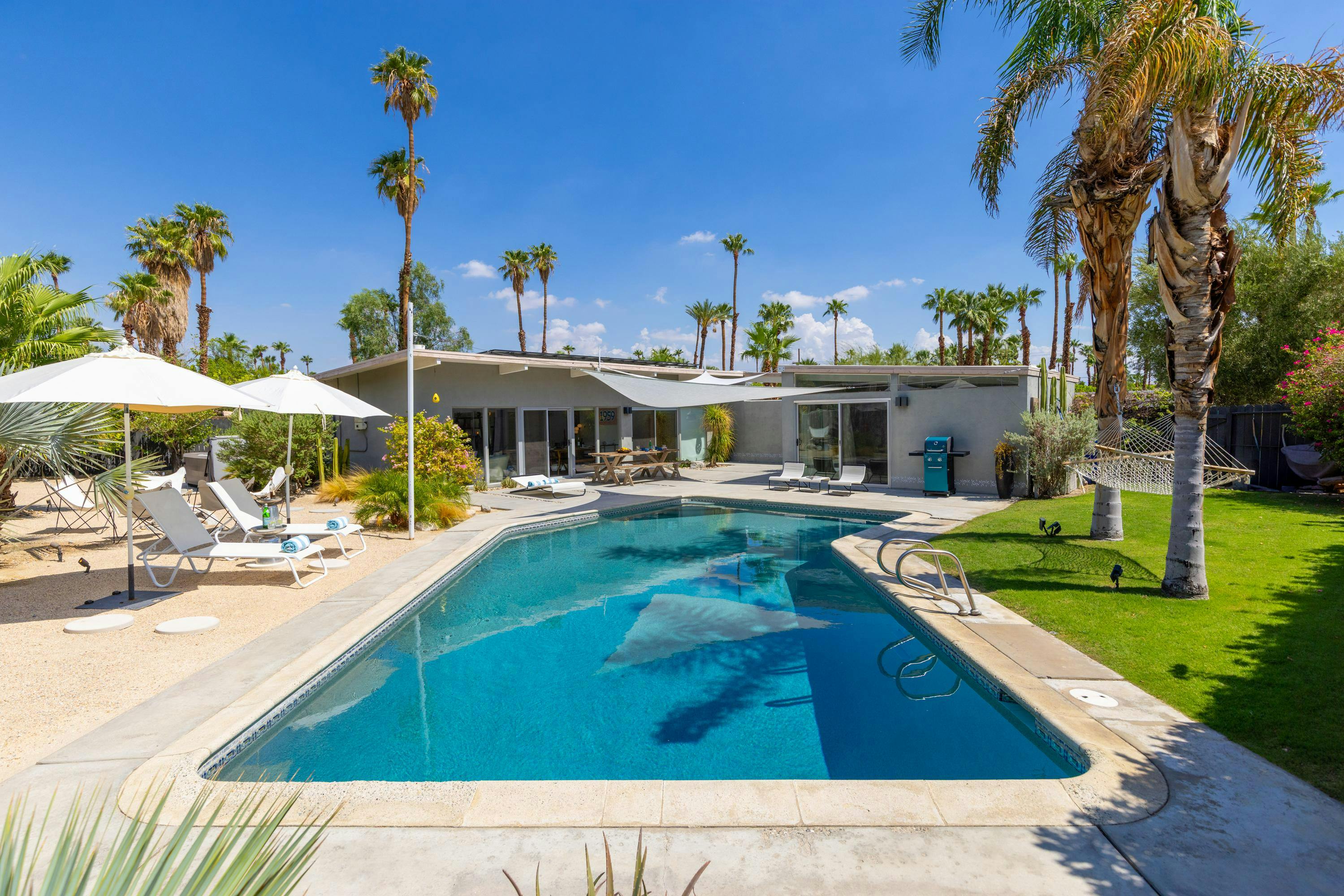 Villa Aurore Tahquitz Palm Springs: Luxury 3-Bedroom House with Pool and Hot Tub, Palm Springs