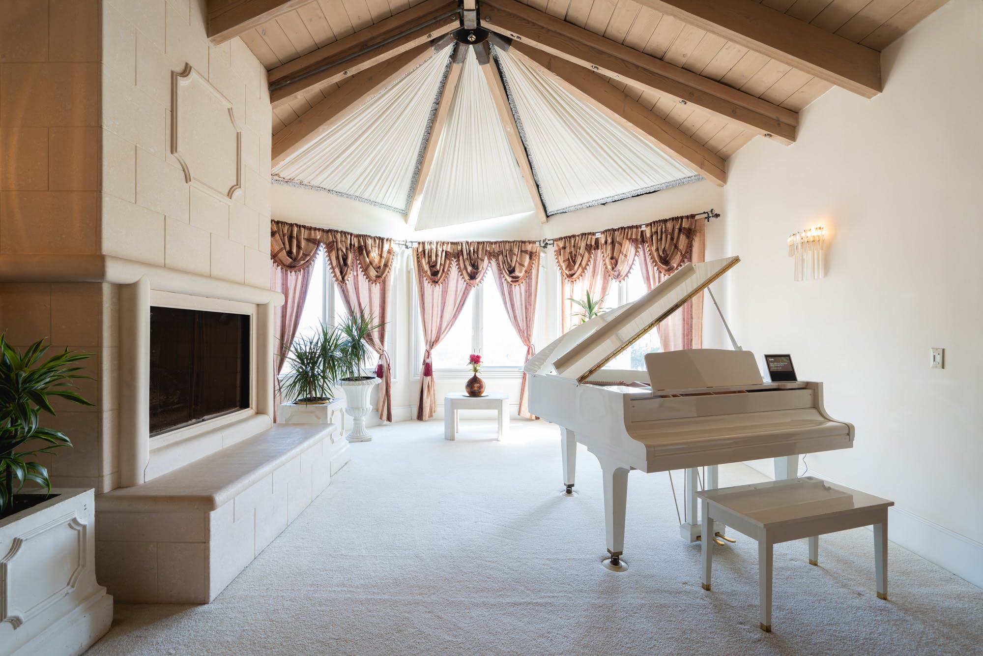 Villa Vendaval Benedict Canyon Bel Air: Opulent 6-Bedroom House with Pool and Valley Views, Bel Air