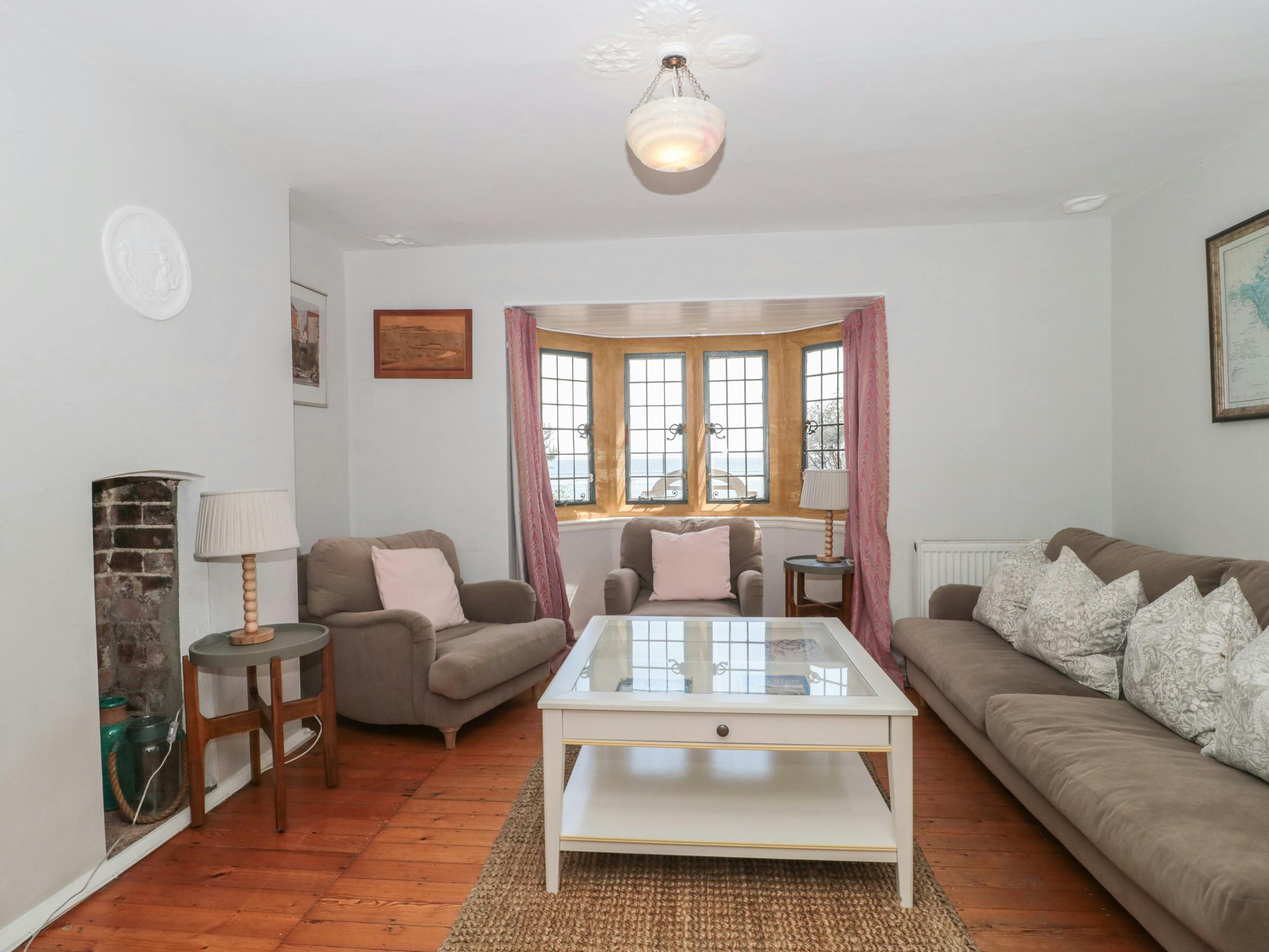 House Cobb Lyme: Charming 4-Bedroom Apartment with Seaview and Beach Access, Lyme Regis