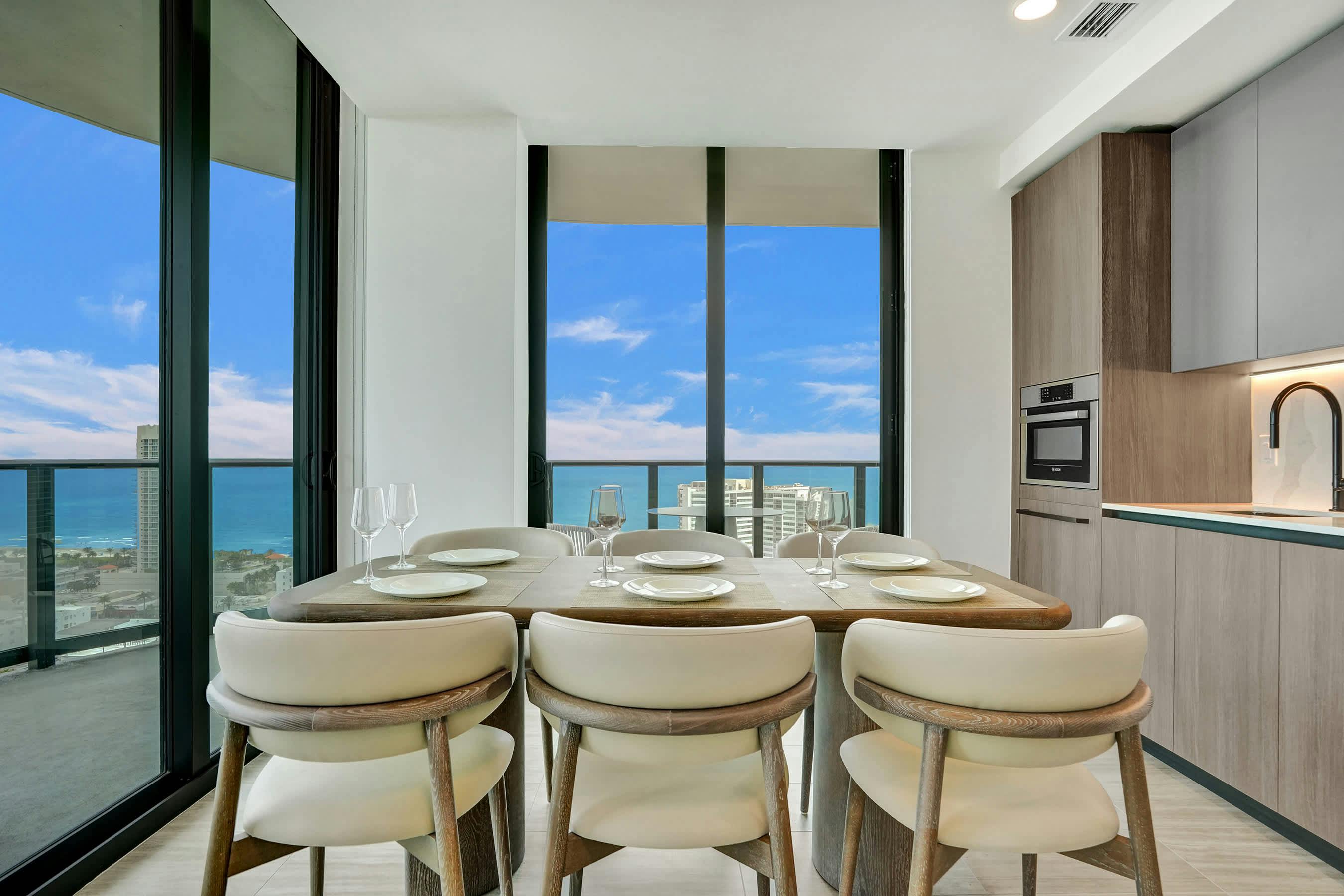 House Cocoplum Surfside: Spacious 3-Bedroom Apartment with Beach Access, Surfside