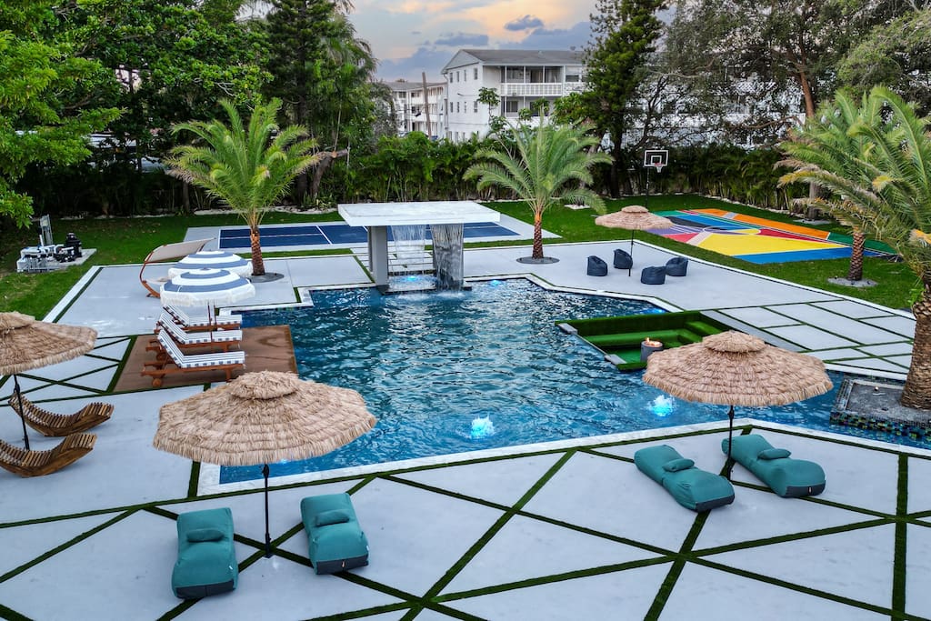 Villa Boreas Allison Island Surfside: Spacious 5-Bedroom Villa with Pool and Seaview, Surfside