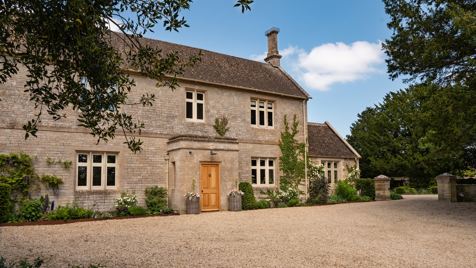 House Coln Burford: Luxury 6-Bedroom House with Tennis Court and Countryside Views, Burford