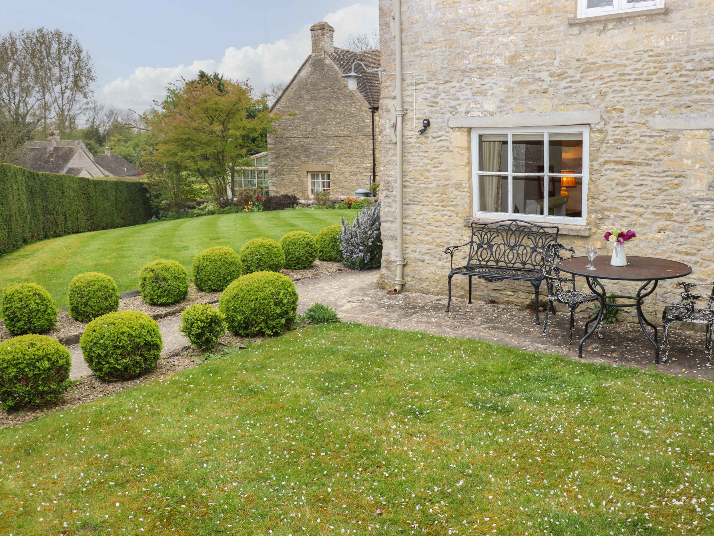 House Coln Cricklade: Charming 2-Bedroom Holiday Cottage with Enclosed Garden in Cricklade