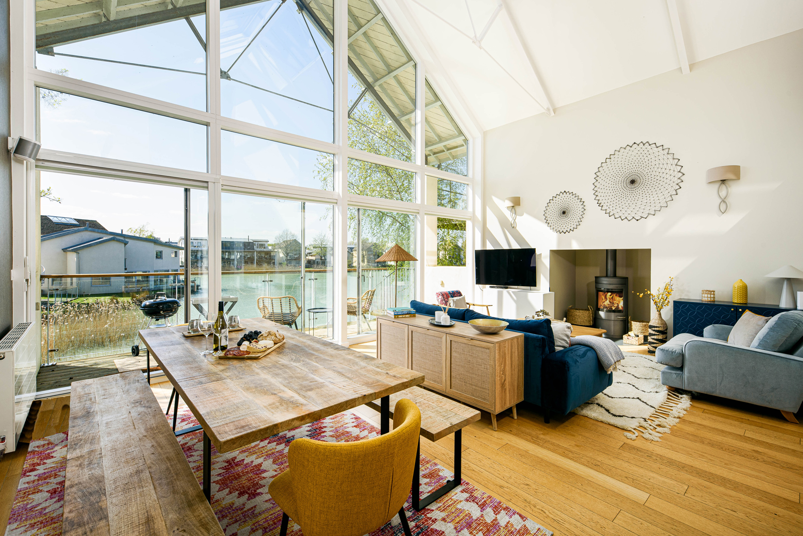 House Helm Cerney Cricklade: Spacious 4-Bedroom Luxury House with Lake Views, Cricklade