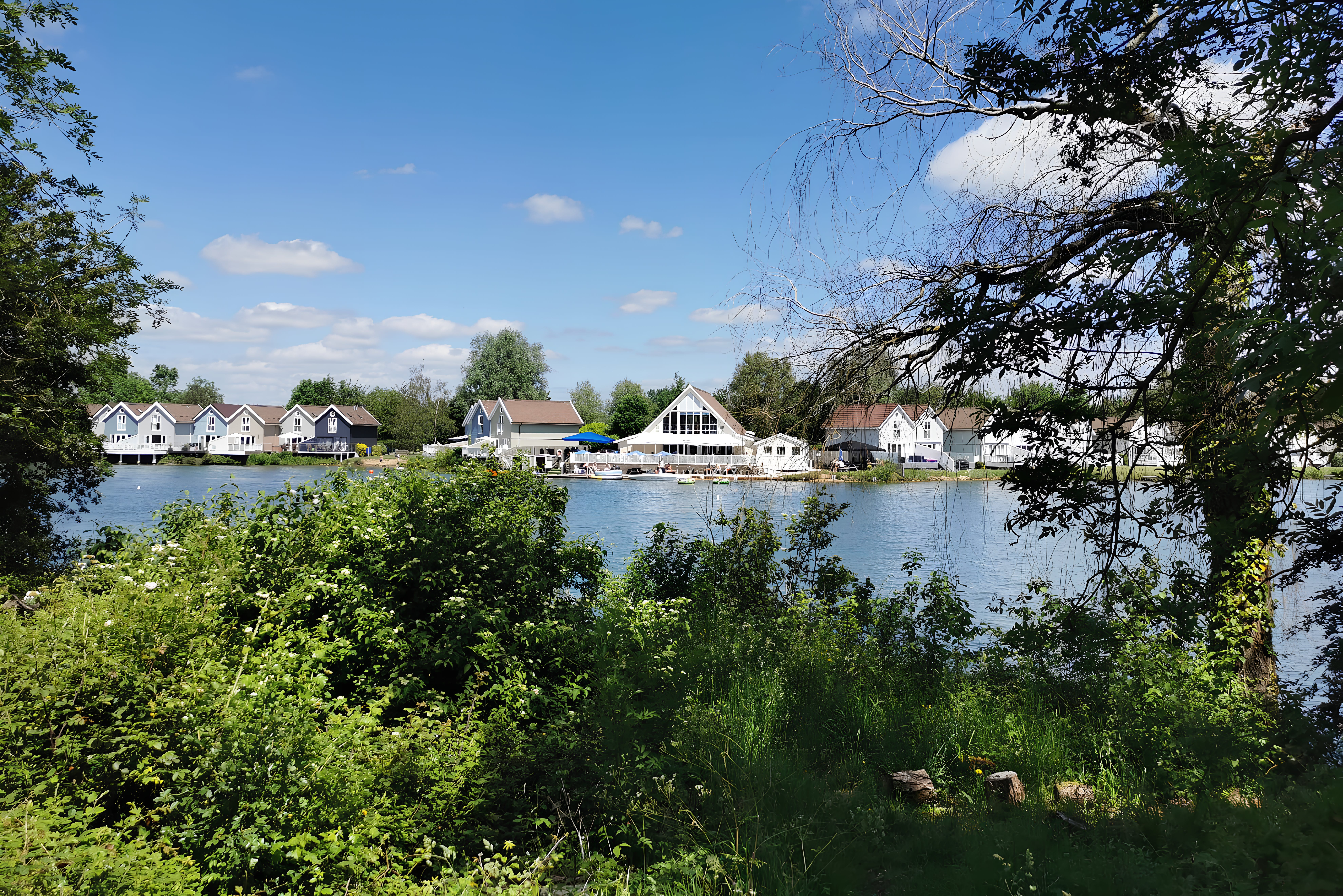 House Gloaming Cerney Cricklade: Luxury 4-Bedroom House with Lake Views and Tennis Court, Cricklade