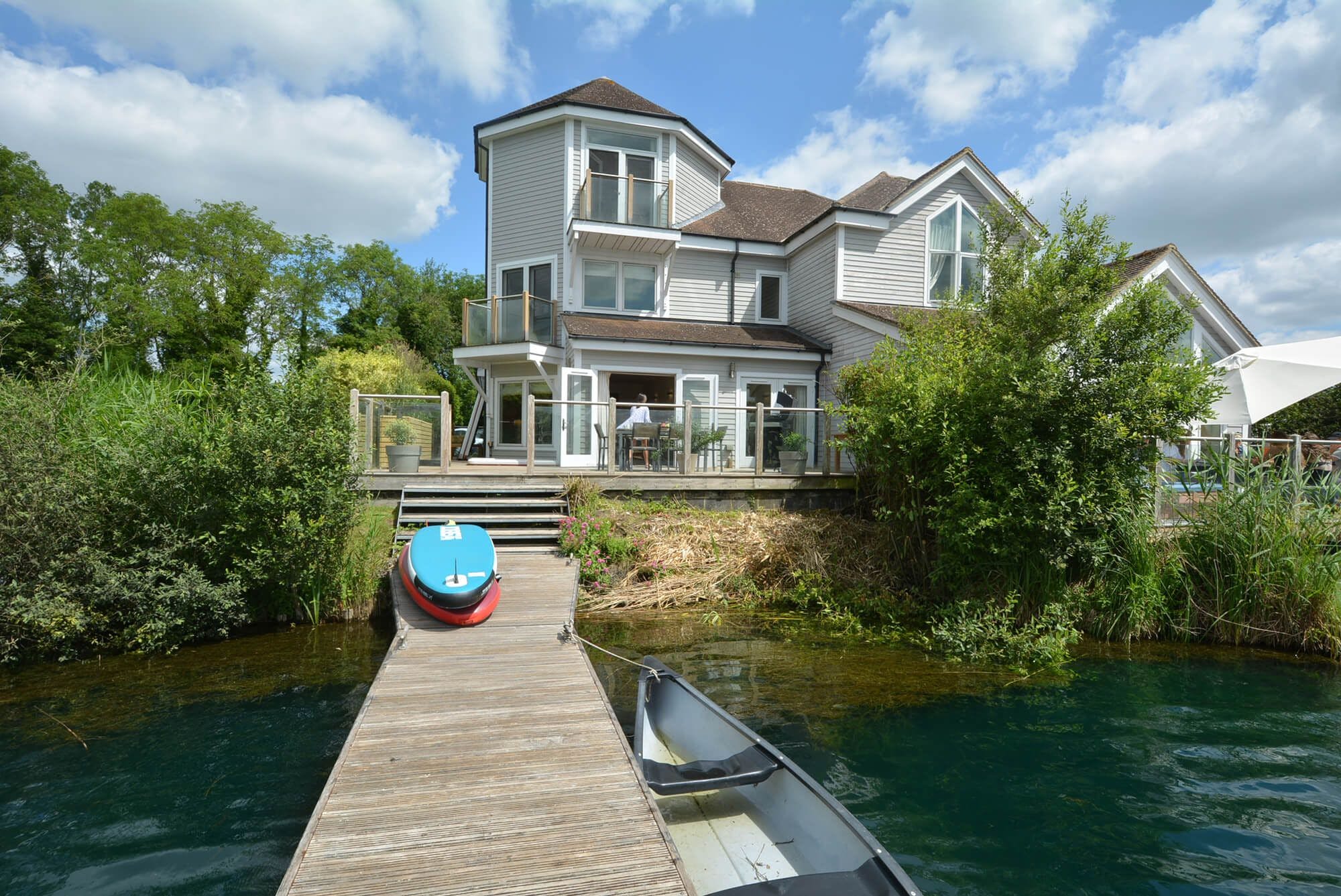 House Gorse Blunsdon Cricklade: 3-Bedroom Luxury Apartment with Hot Tub and Lake Views, Cricklade