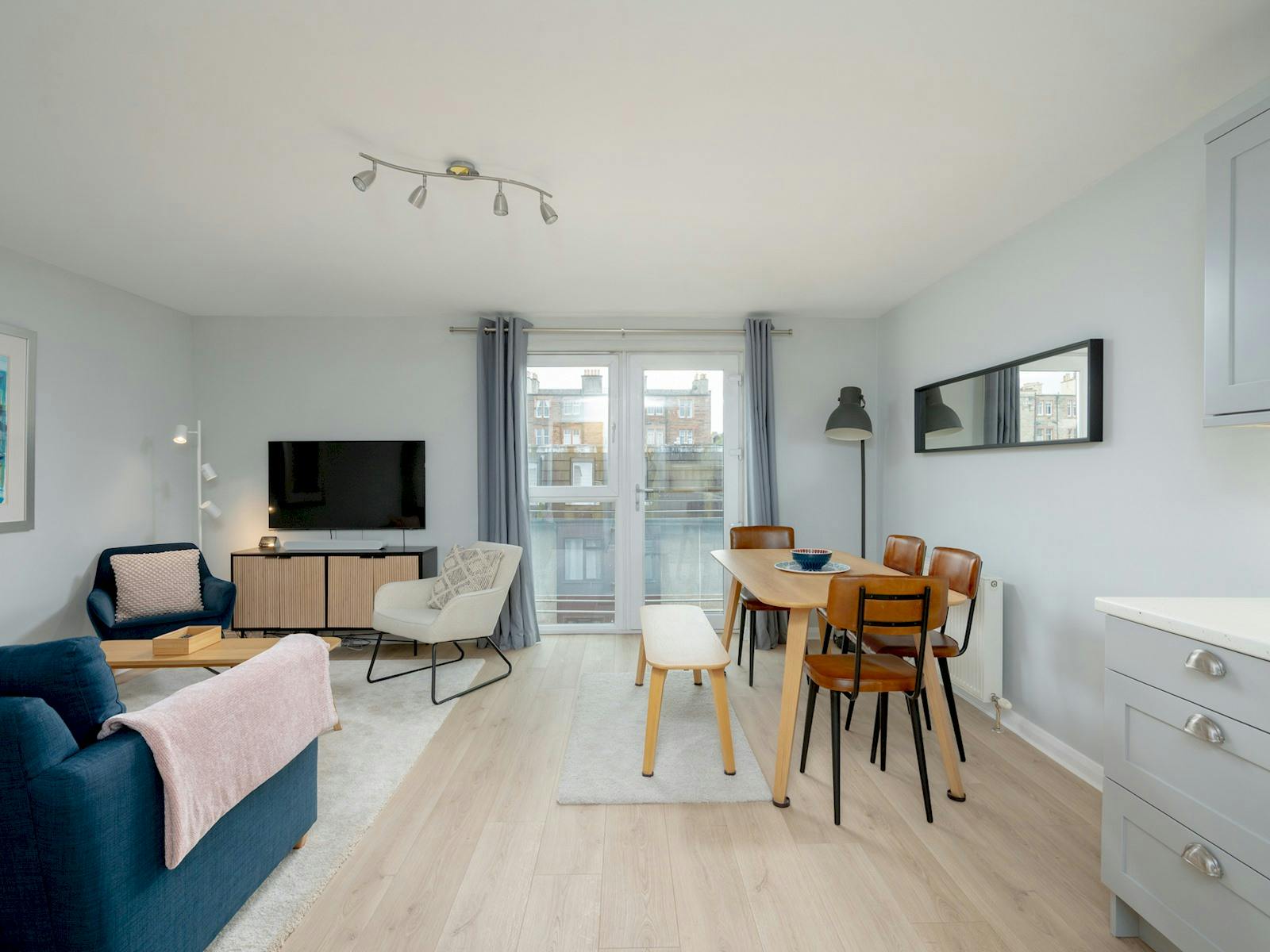 House Craiglockhart Edinburgh: Luxury 2-Bedroom Family-Friendly House Rental in Edinburgh with Balcony