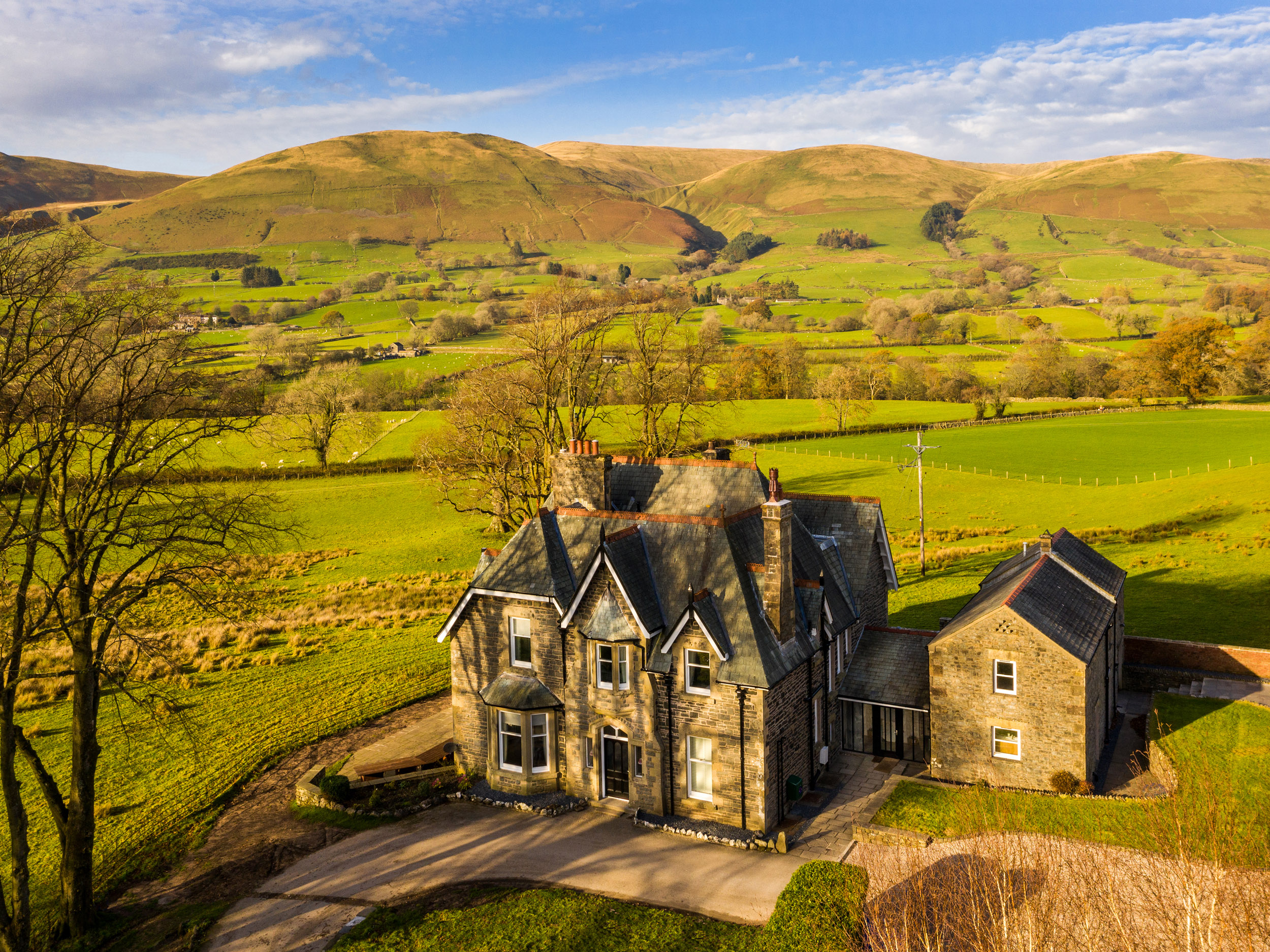 House Dent Sedbergh: Luxury 11-Bedroom House with Hot Tubs and Lake, Yorkshire Dales