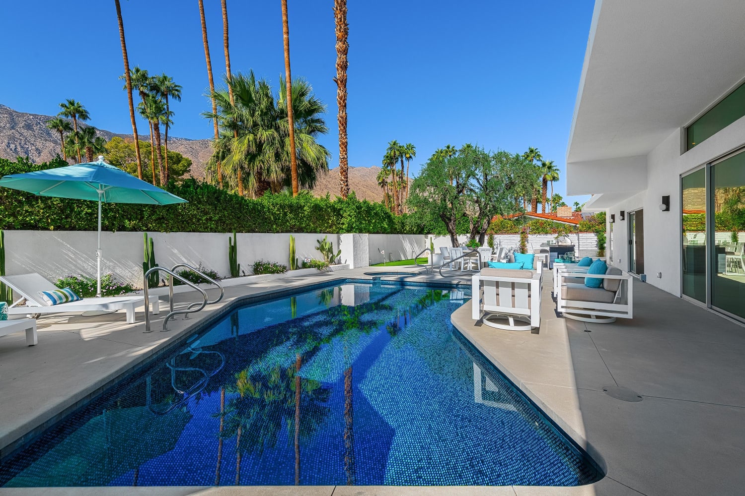 Villa Alba Bogert Trail Cathedral City: Luxury 4-Bedroom Apartment with Pool and City Views, Palm Springs