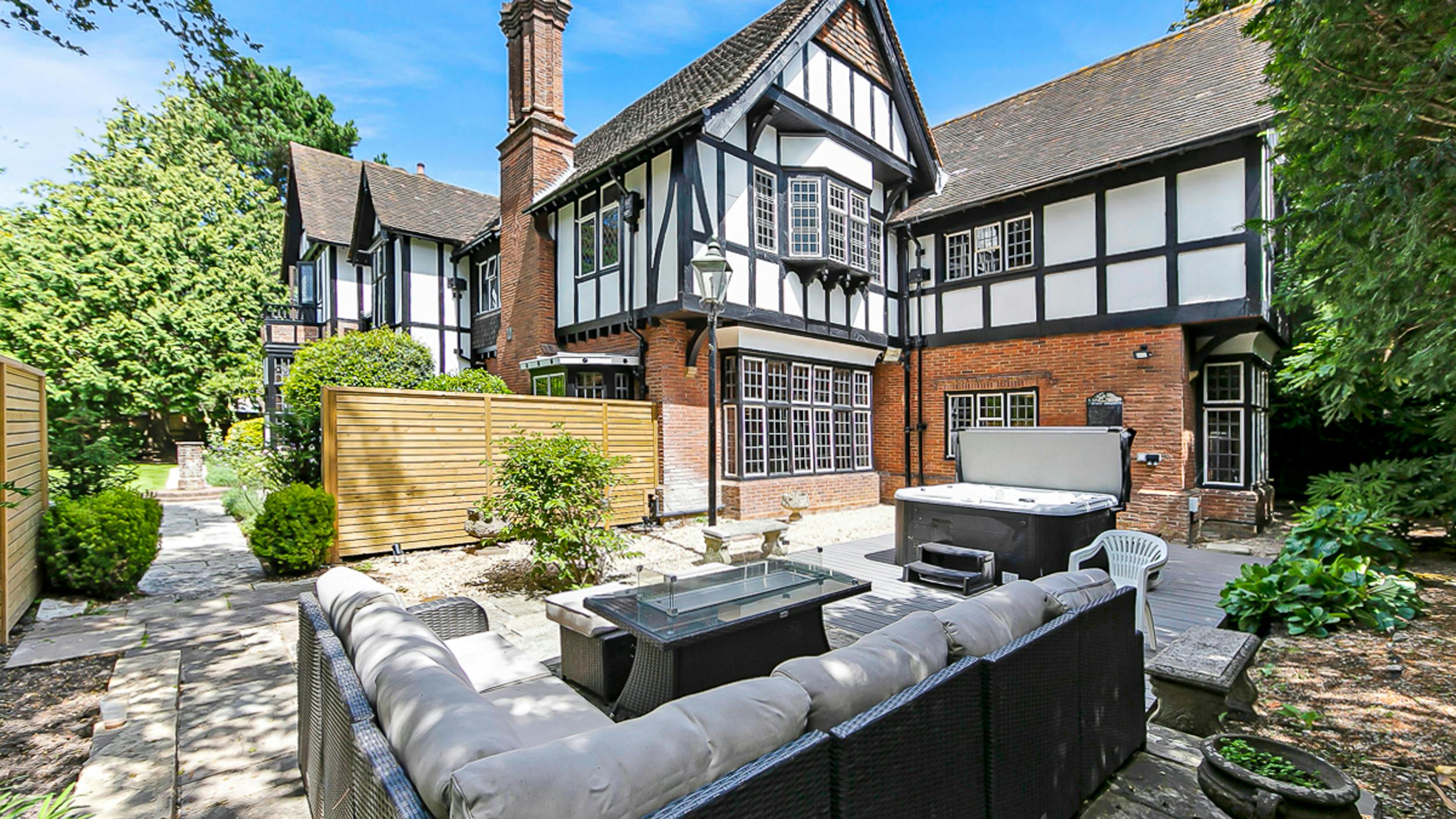 House Lysias Hengistbury Bournemouth: Luxury 12-Bedroom House with Hot Tub and Sea Views, Bournemouth